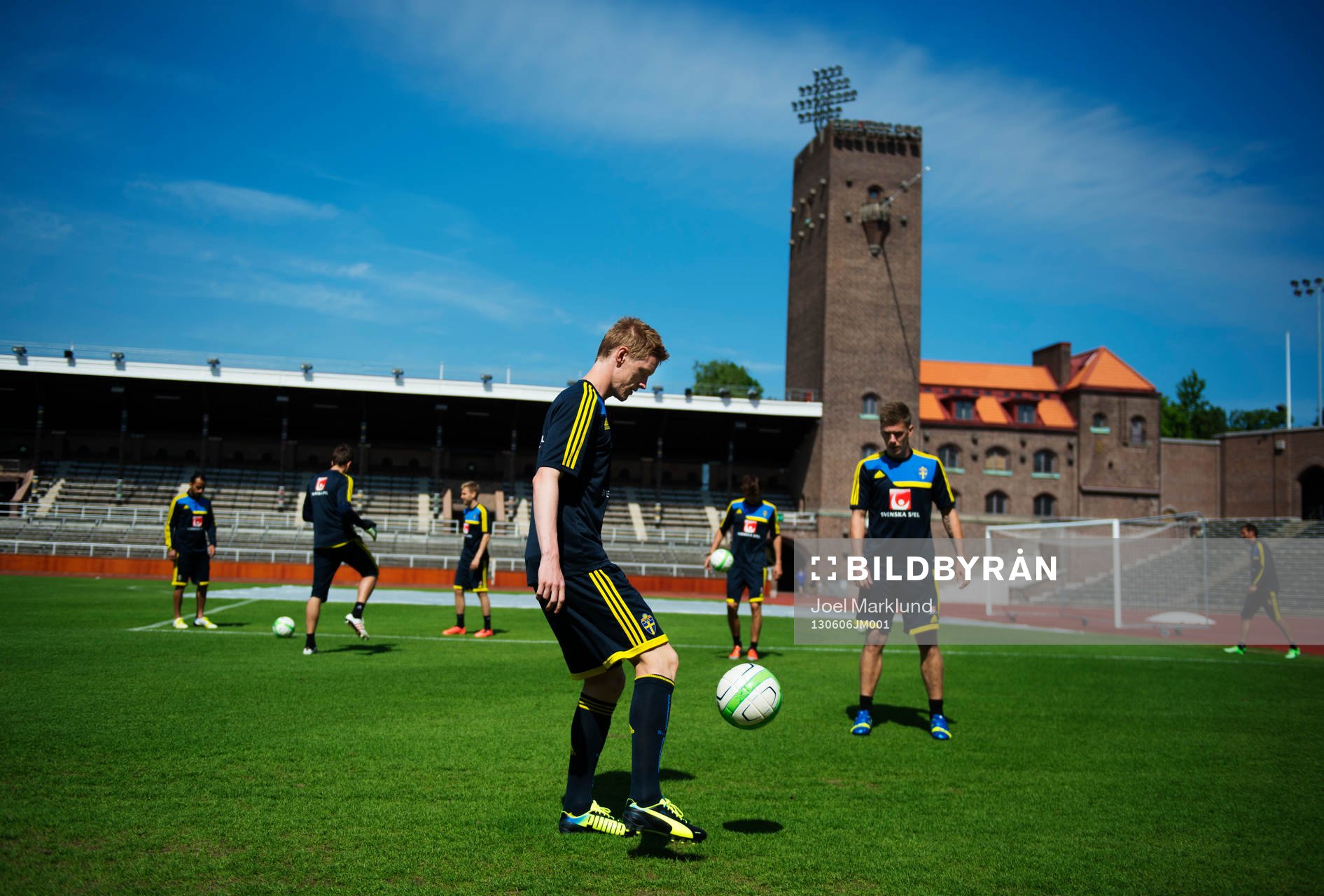 Rasmus Elm och Pontus Wernbloom jonglerar en boll mellan varandra på Sveriges träning 6 juni 2013 på Stadion i Stockholm.