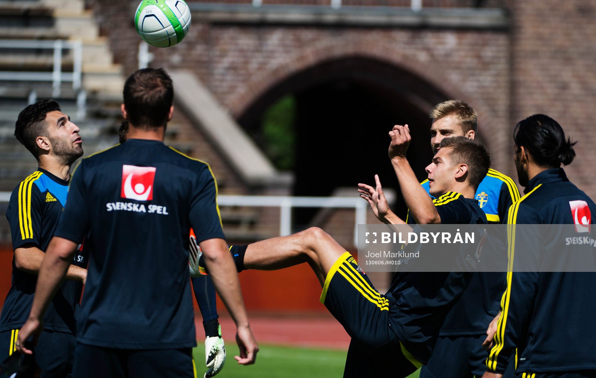 Jimmy Durmaz och Alexander Kacaniklic jonglerar en boll
