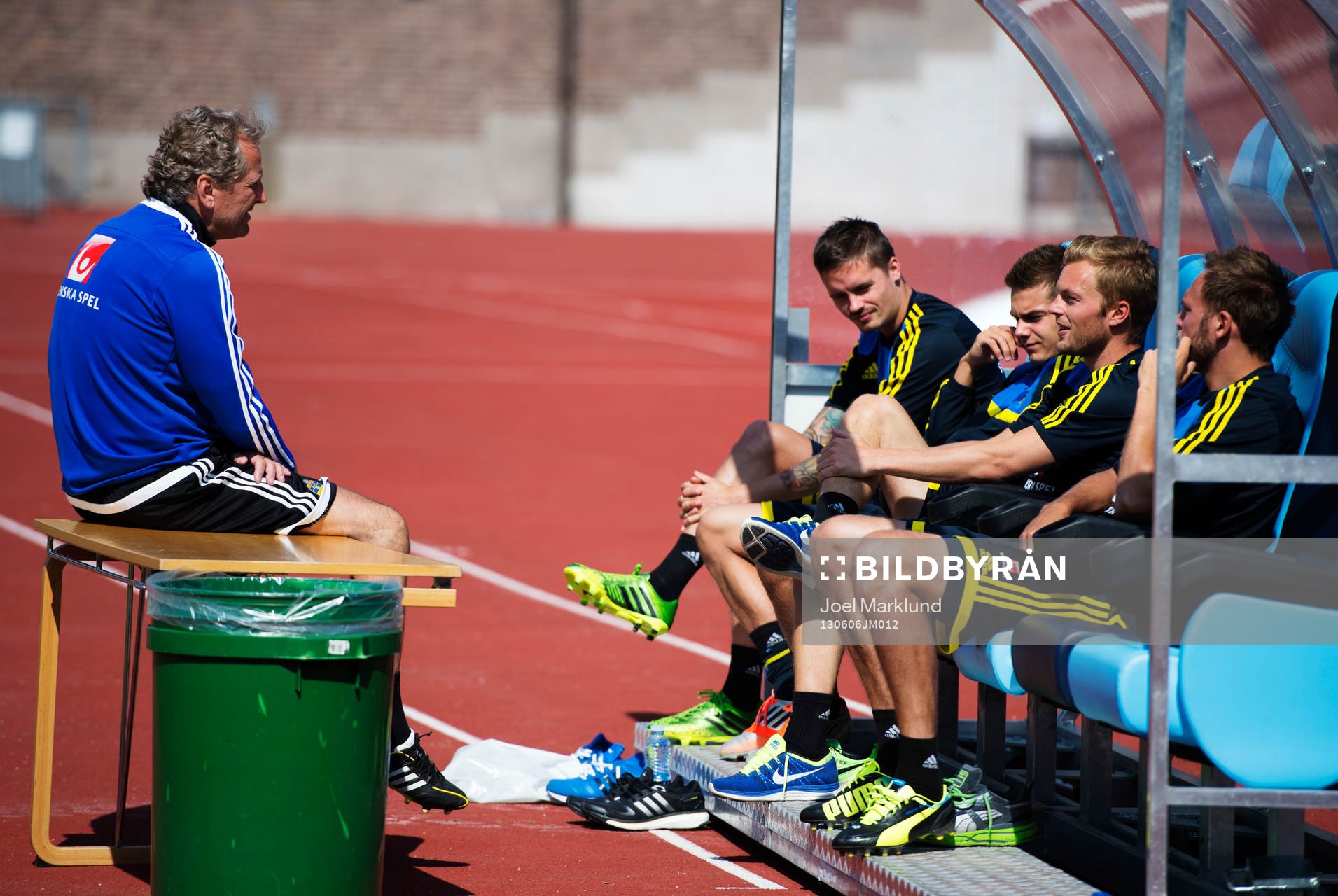 Förbundskapten Erik Hamrén pratar med Mikael Lustig, Alexander Kacaniklic, Sebastian Larsson och Andreas Granqvist inför Sveriges träning 6 juni 2013 i Stockholm.
