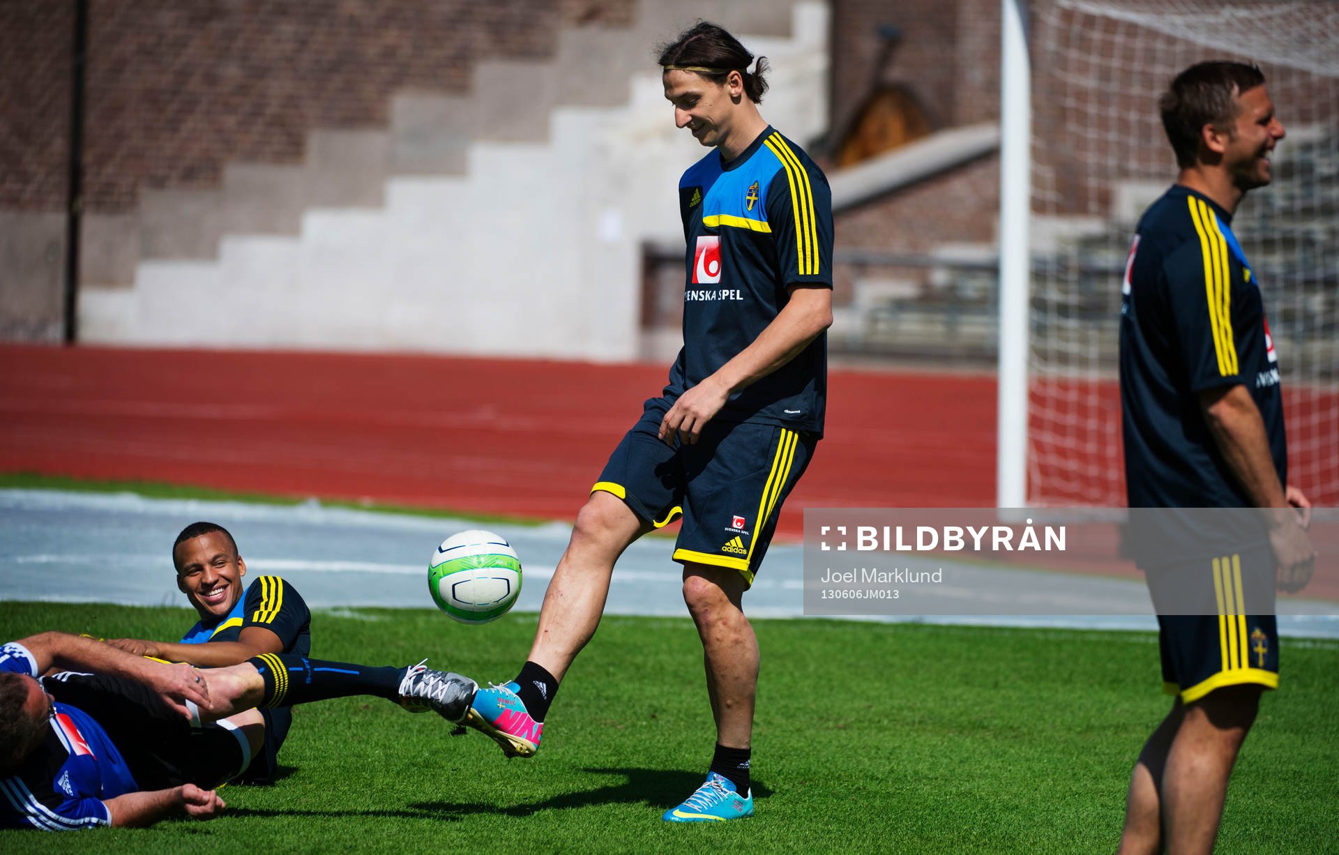 Martin Olsson skrattar när Zlatan Ibrahimovic är framme