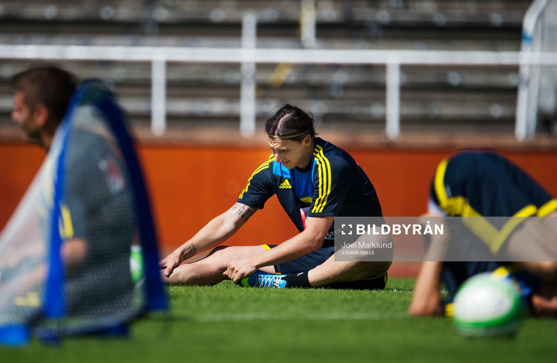 Zlatan Ibrahimovic grimaserar när han stretchar