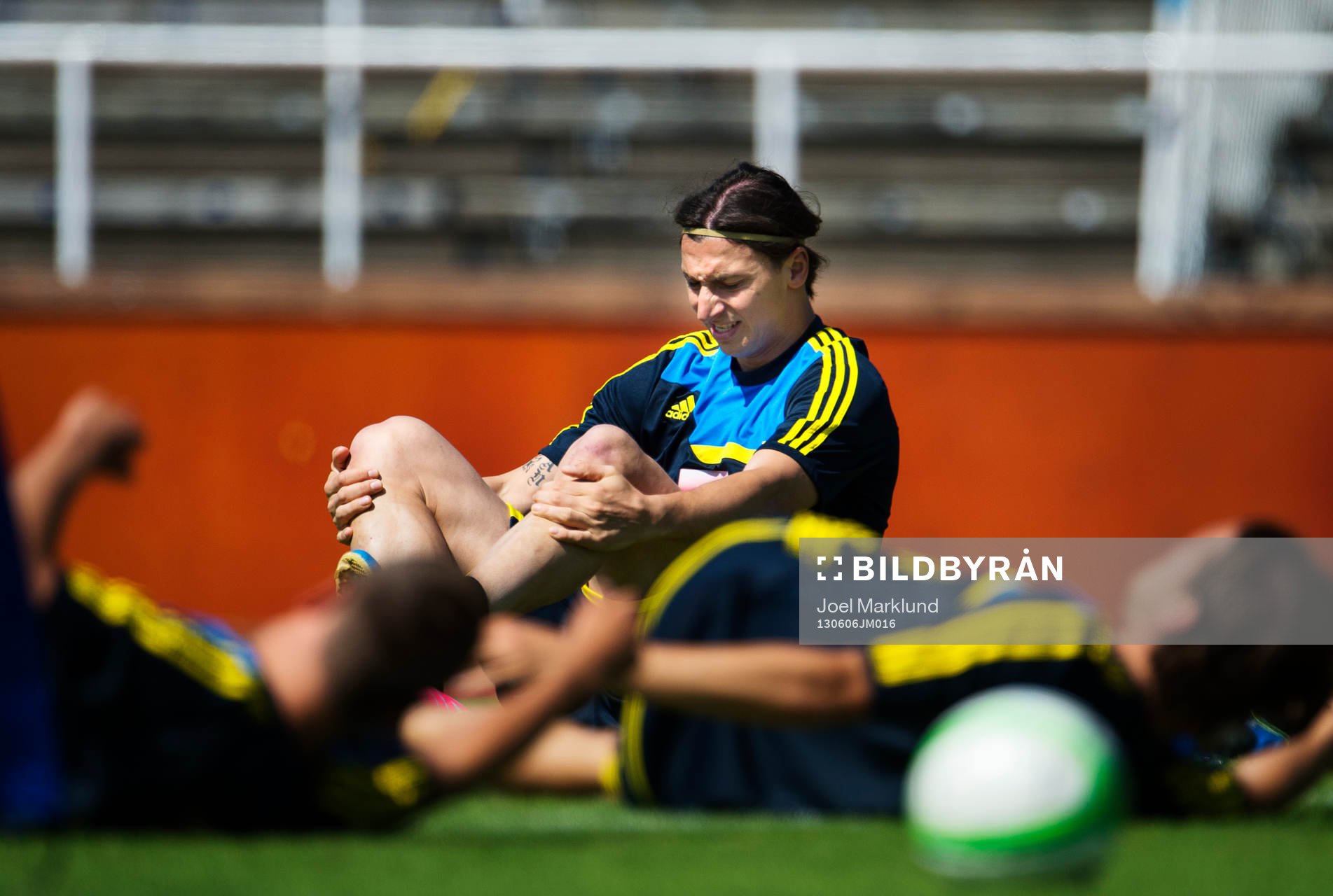 Zlatan Ibrahimovic grimaserar när han stretchar