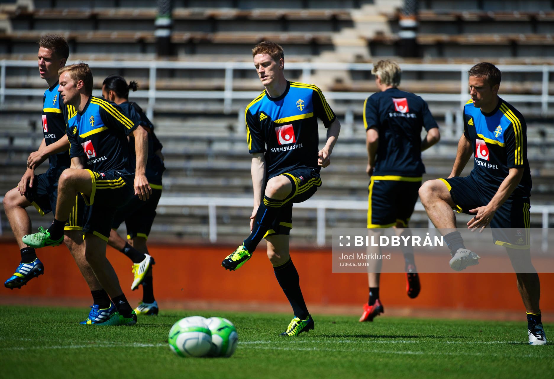 Pontus Wernbloom, Sebastian Larsson, Rasmus Elm och Anders Svensson värmer upp under Sveriges träning 6 juni 2013 i Stockholm.