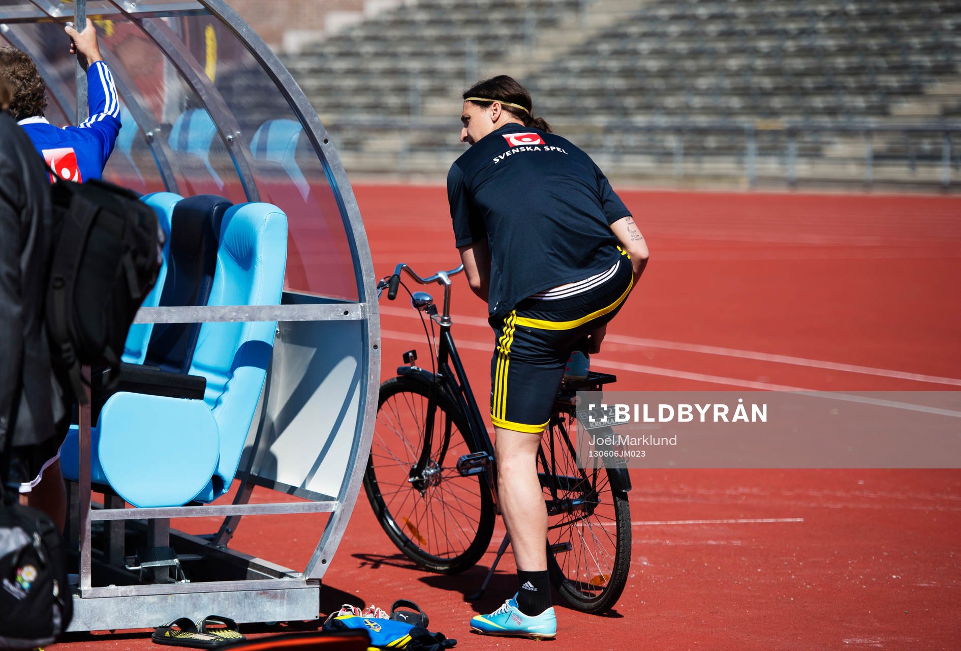 Zlatan Ibrahimovic knyter skorna på en cykel inför Sveriges träning 6 juni 2013 i Stockholm.