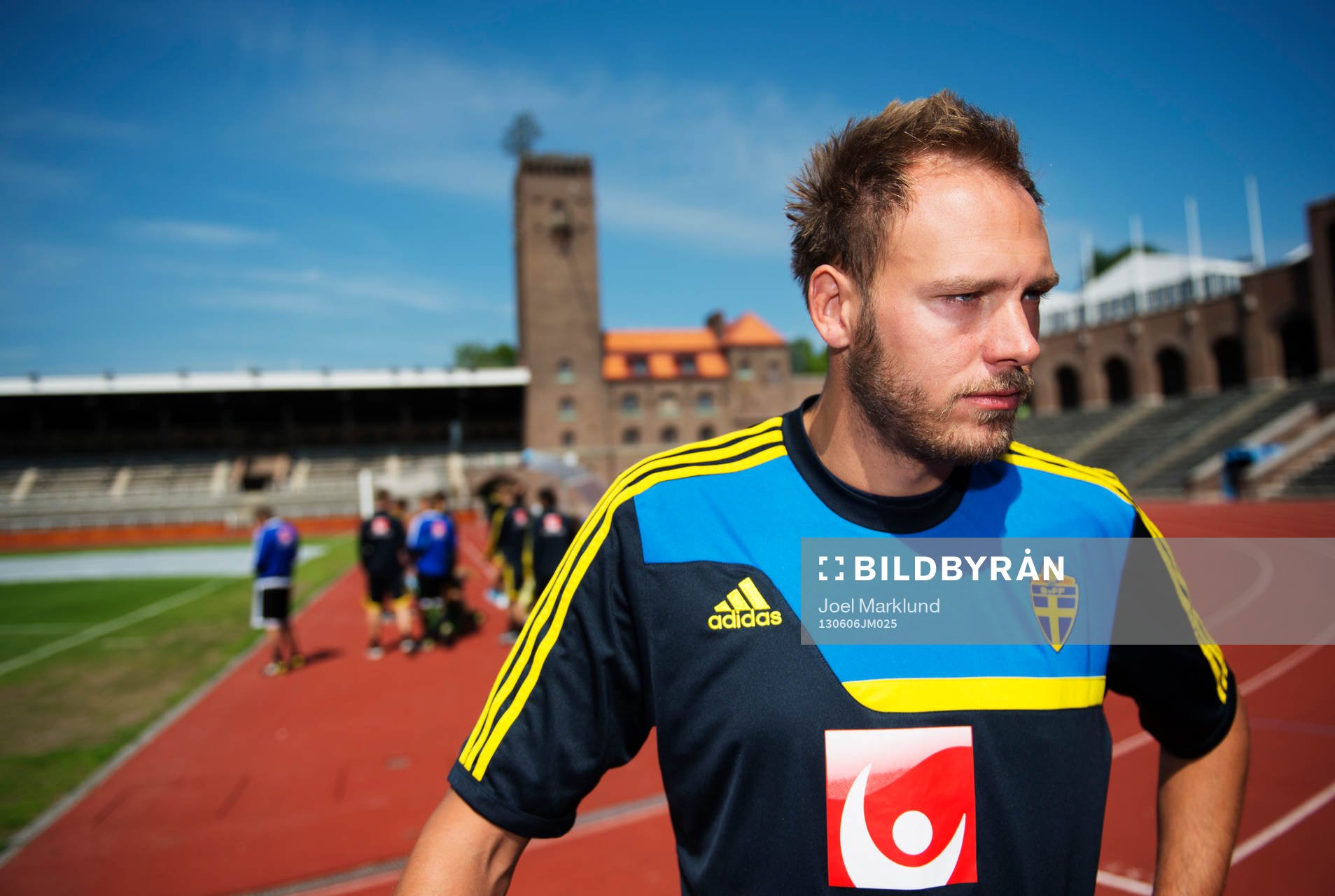 Andreas Granqvist intervjuas av media inför Sveriges träning 6 juni 2013 i Stockholm.