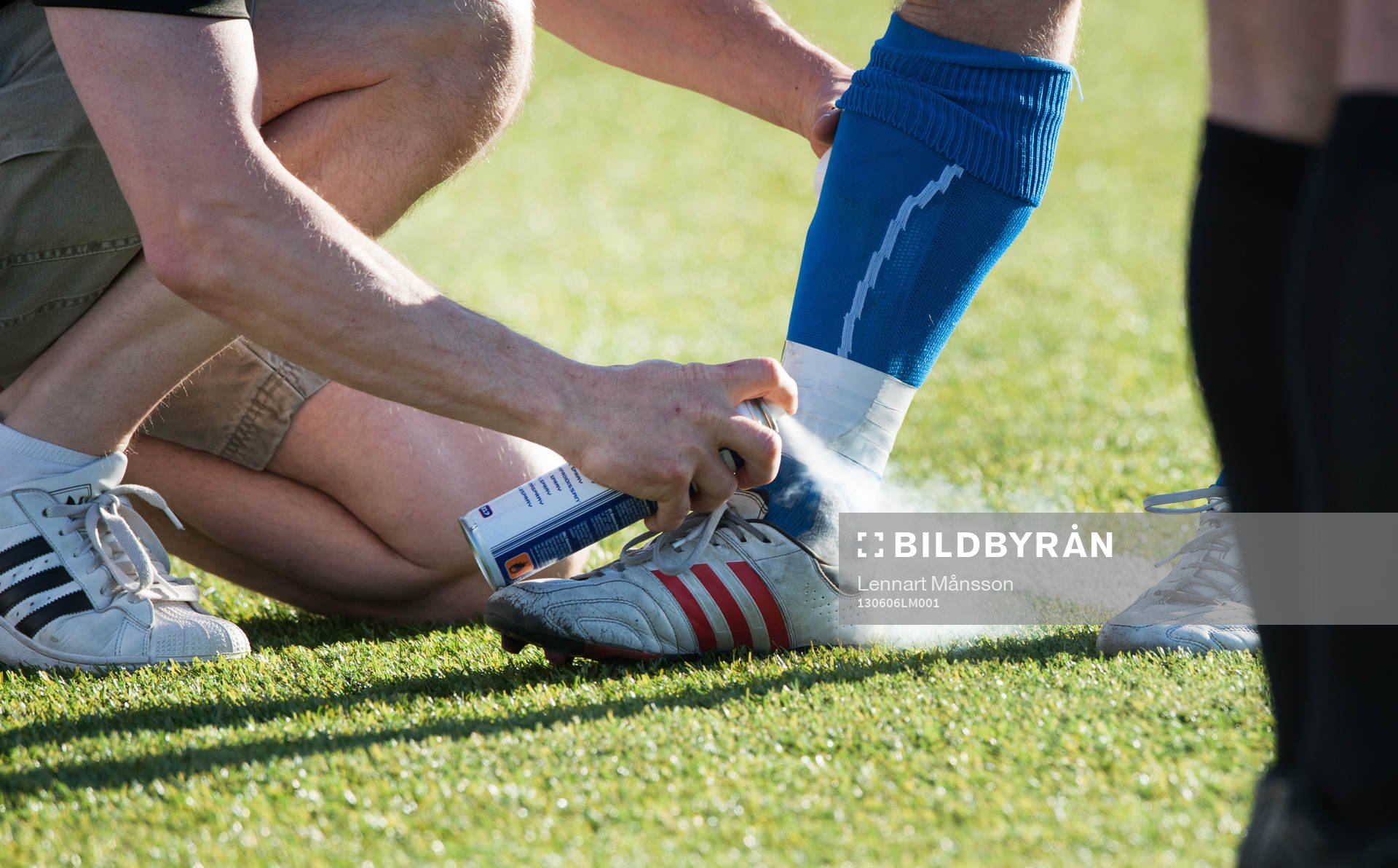 Fotboll, division 3, Höör - IFK Hässleholm: Skada, kylspray sprutas på foten