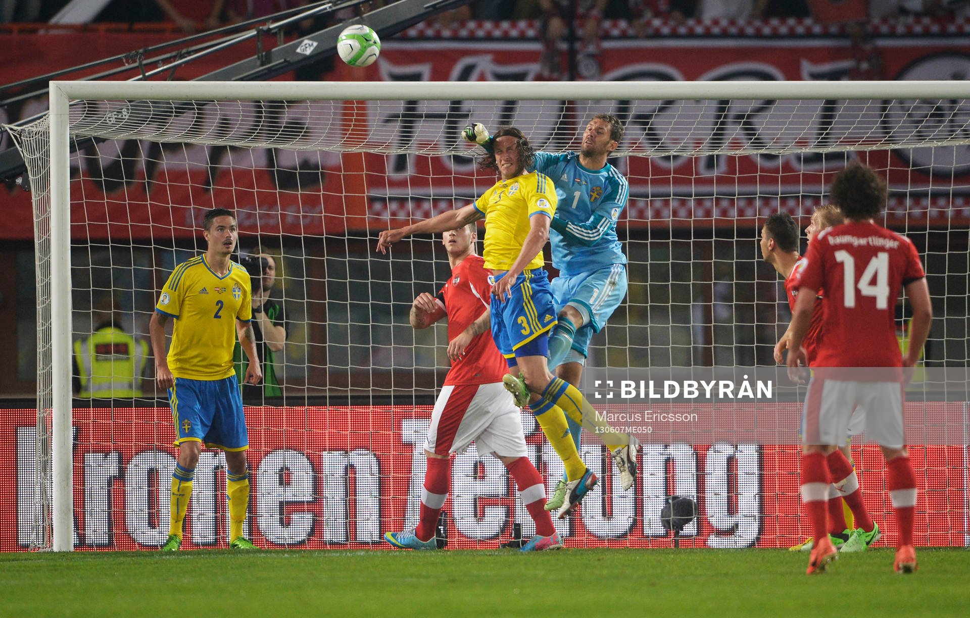 Jonas Olsson och Andreas Isaksson, målvakt Sverige