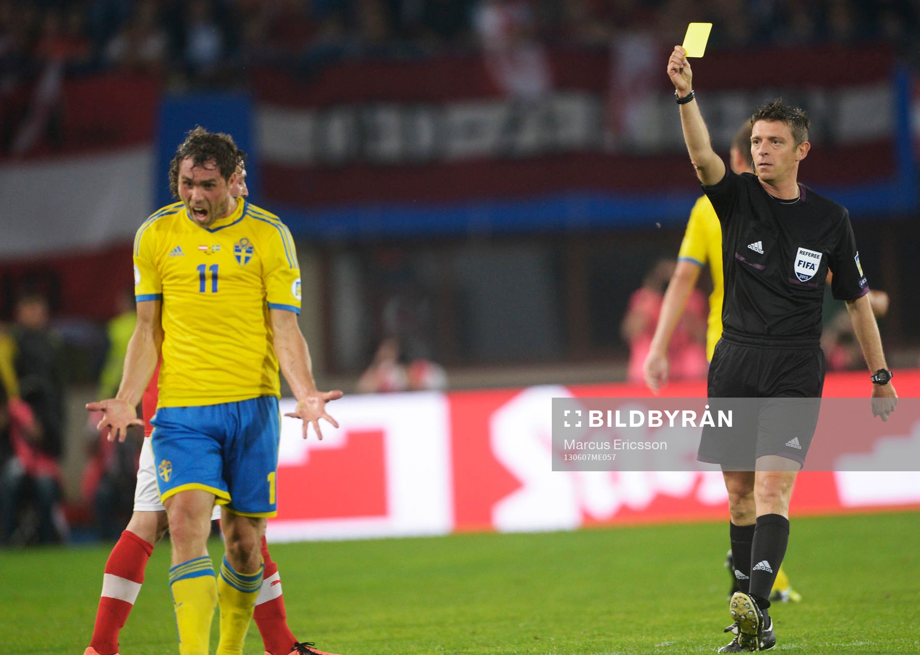 Johan Elmander, Sverige får gult kort av Gianluca Rocchi,