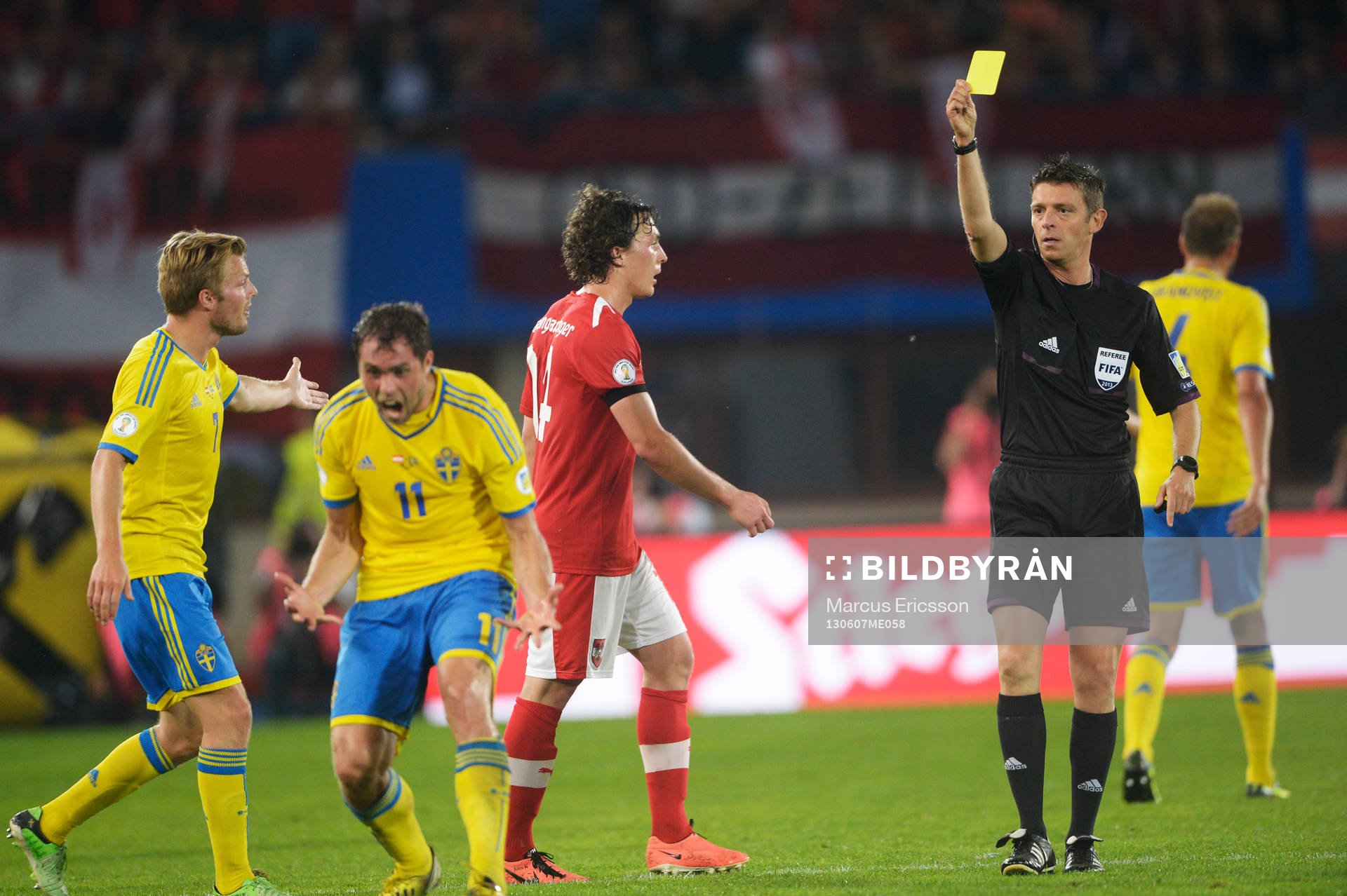 Johan Elmander, Sverige får gult kort av Gianluca Rocchi,