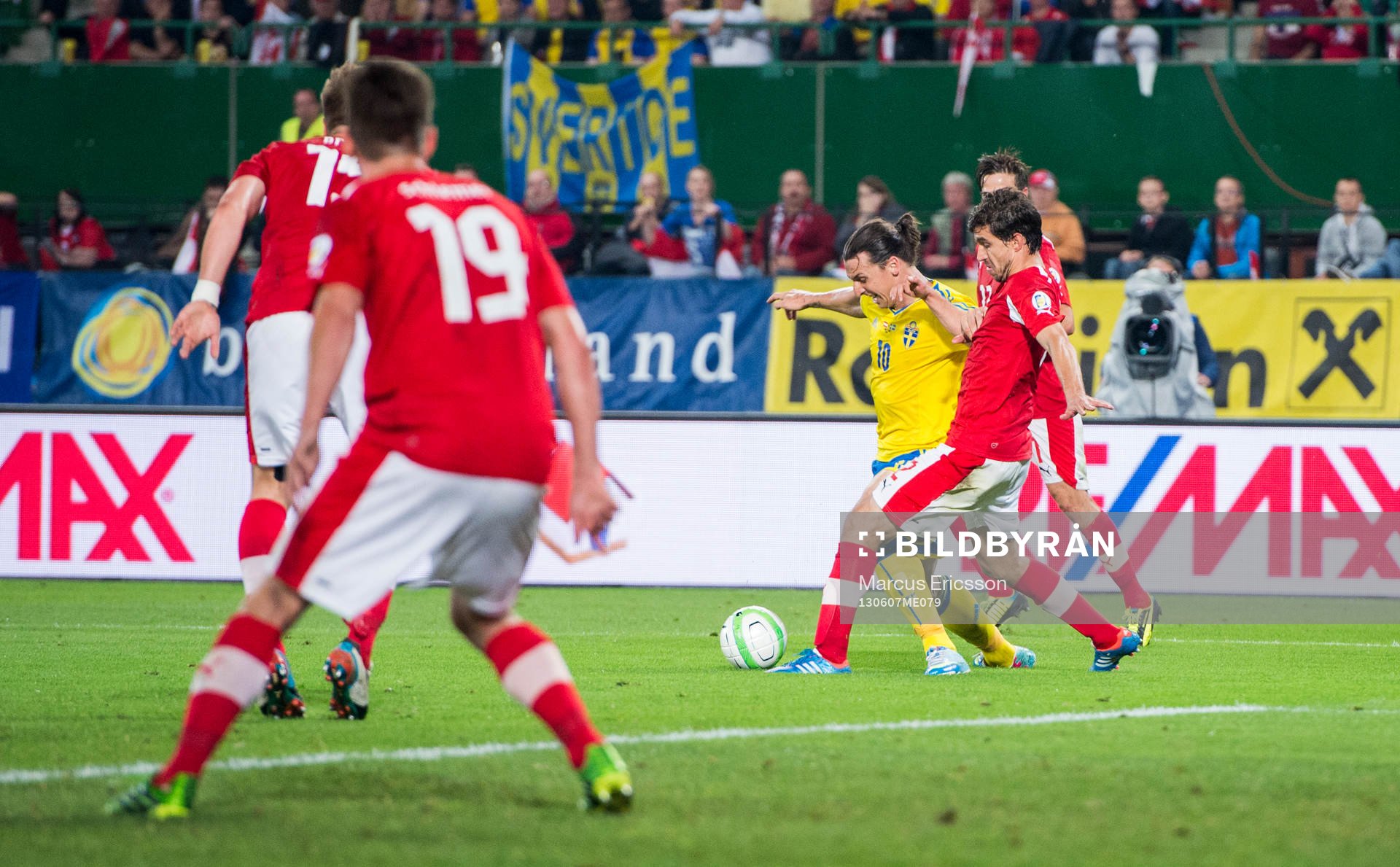Zlatan Ibrahimovic, Sverige tryckes ned av György Garics,
