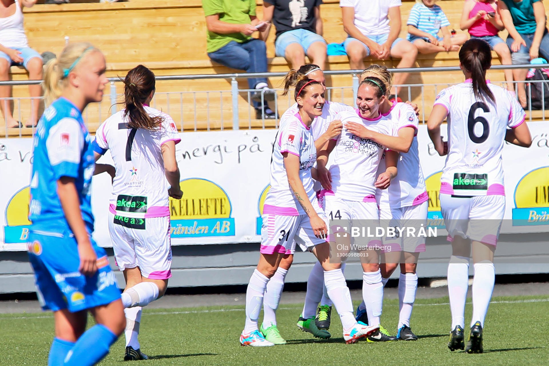 Fotboll, Damallsvenskan, Sunnanå SK - LdB FC Malmö: Manon Melis kramas om efter hennes 0-1 mål mot Sunnanå
