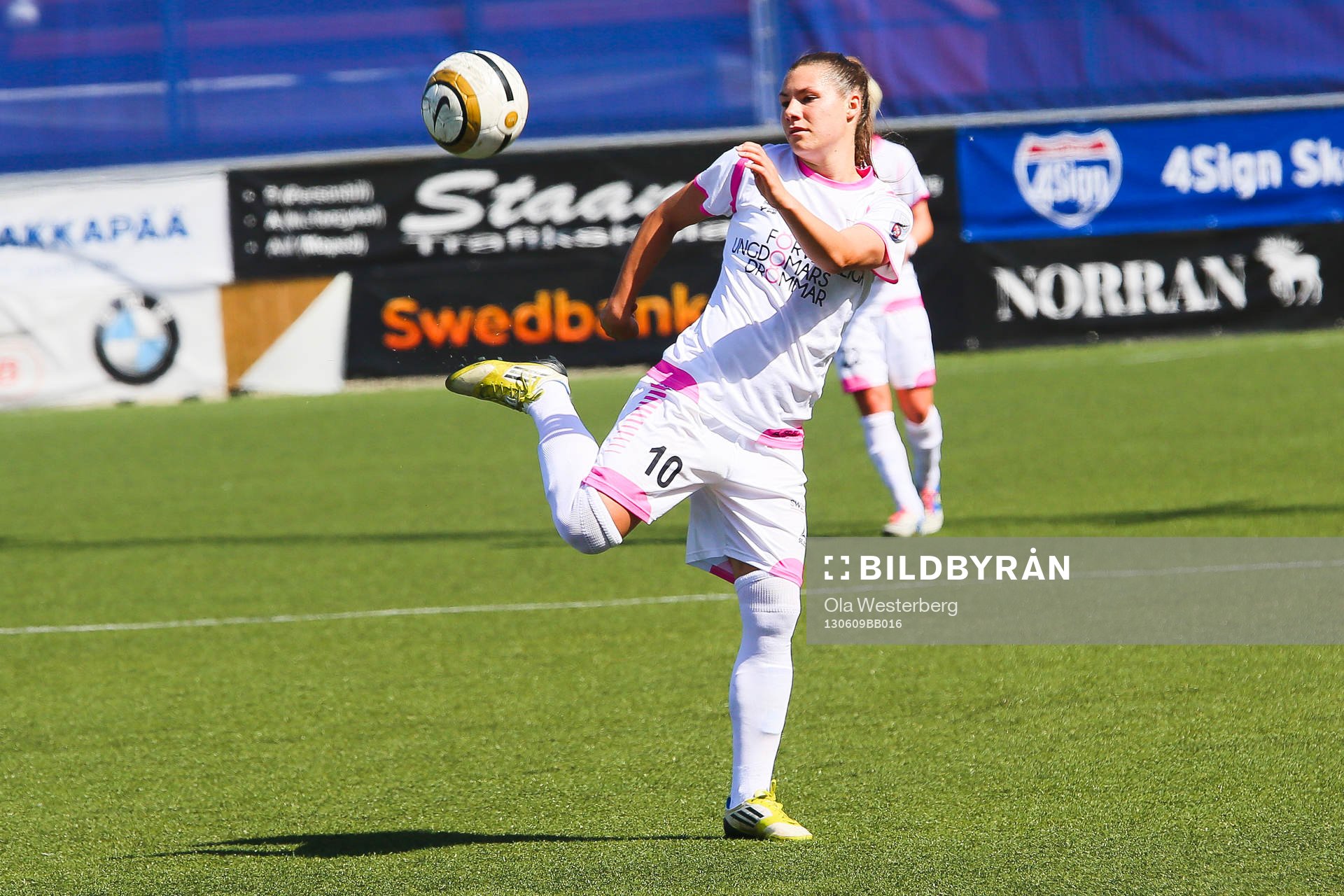 Fotboll, Damallsvenskan, Sunnanå SK - LdB FC Malmö: Ramona Bachmann med bollen