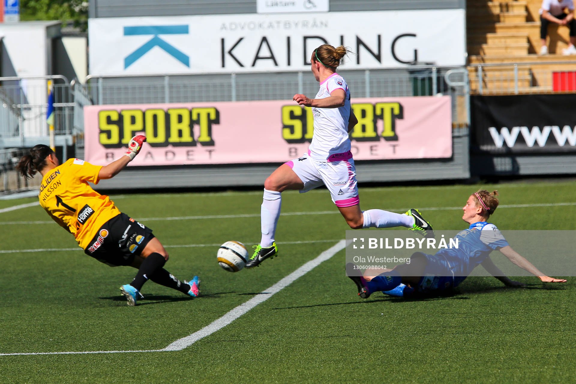 Fotboll, Damallsvenskan, Sunnanå SK - LdB FC Malmö: Manon Melis i närkamp med Sunnanås målvakt Susanne Nilsson
