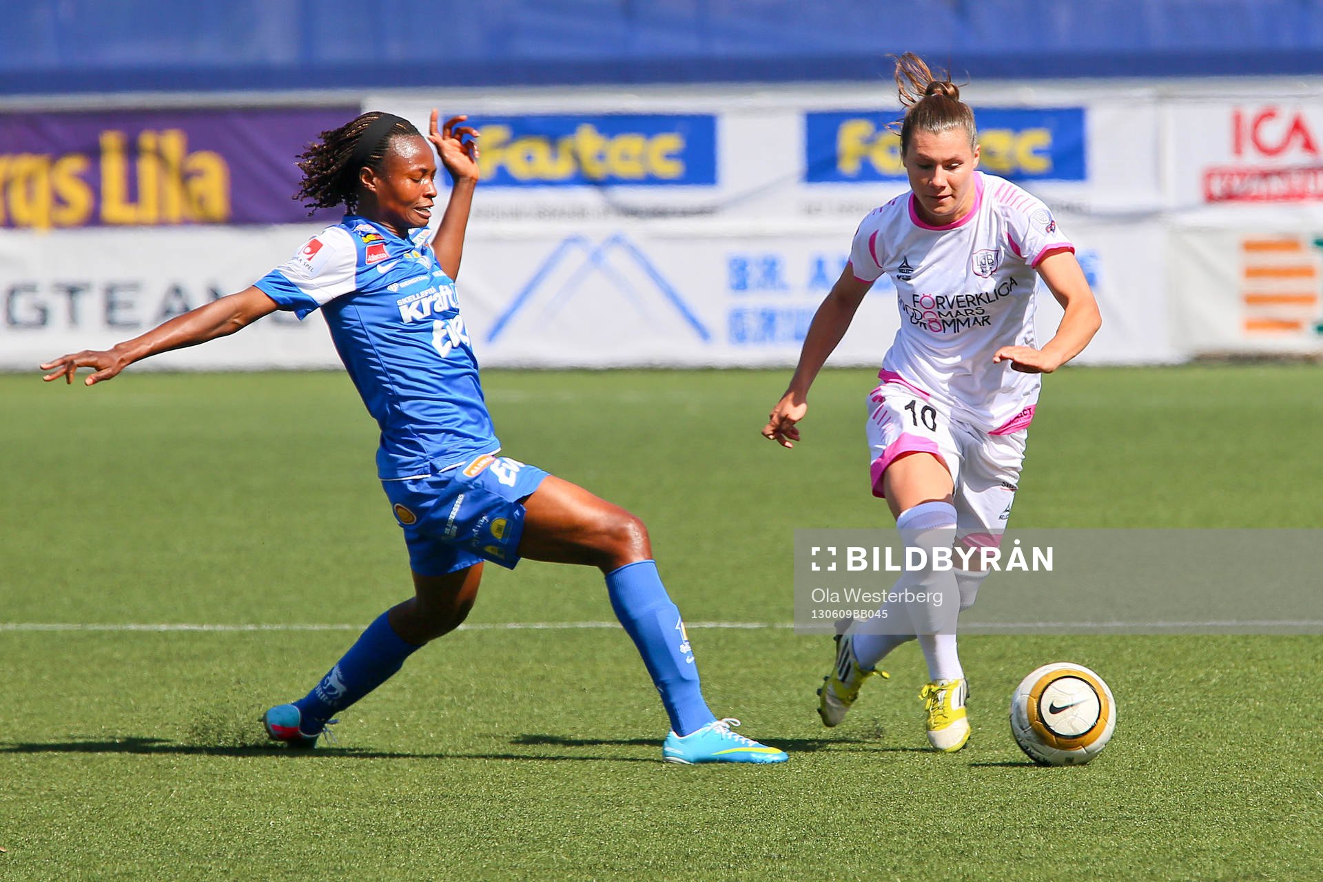 Fotboll, Damallsvenskan, Sunnanå SK - LdB FC Malmö: Ramona Bachmann i närkamp med Perpetua Nkwocha