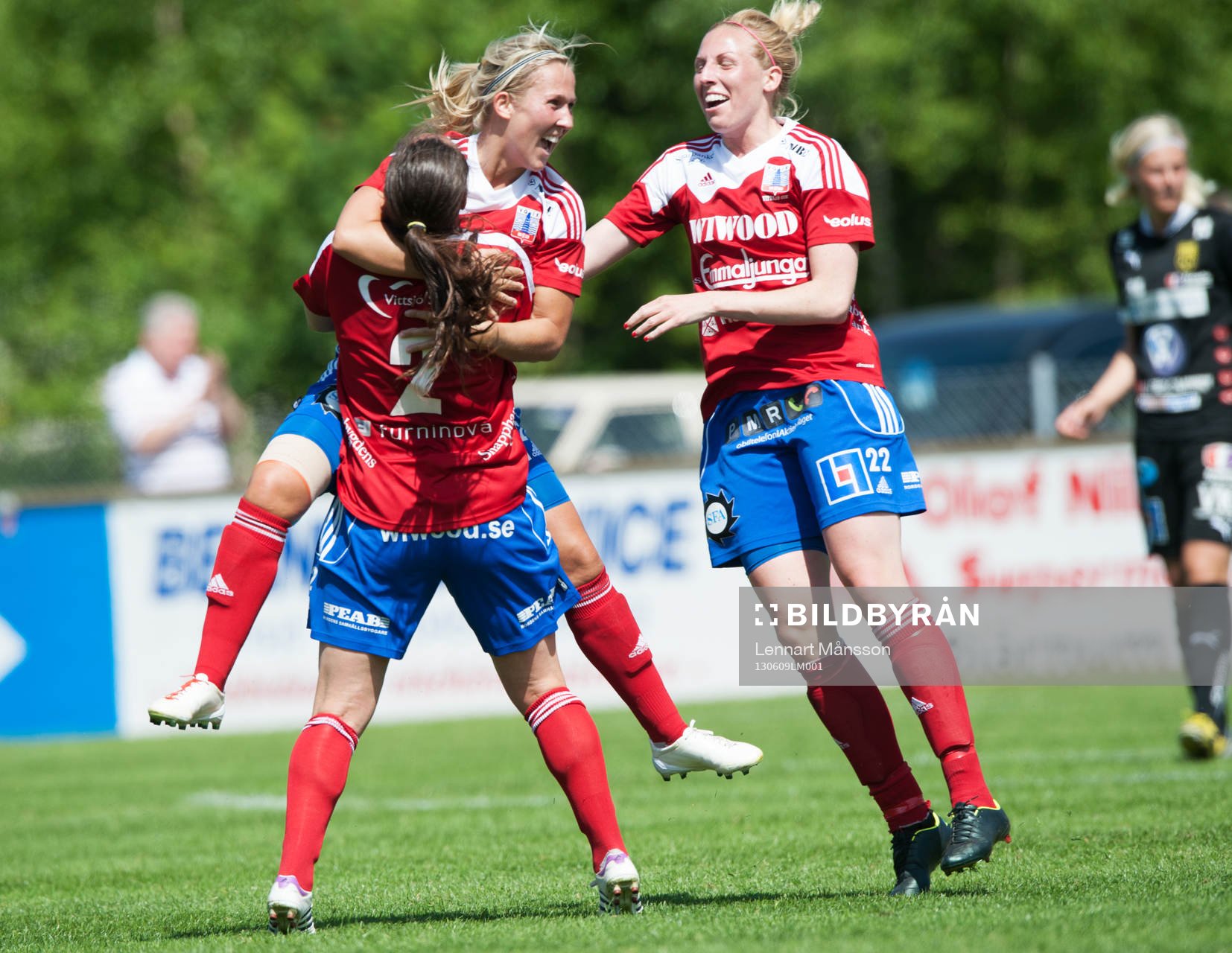 Fotboll, damallsvenskan, Vittsjö - Umeå: 1-0 Kirsty Yallop, Vittsjö, som grattas av Sandra Adolfsson och Kendell Fletcher