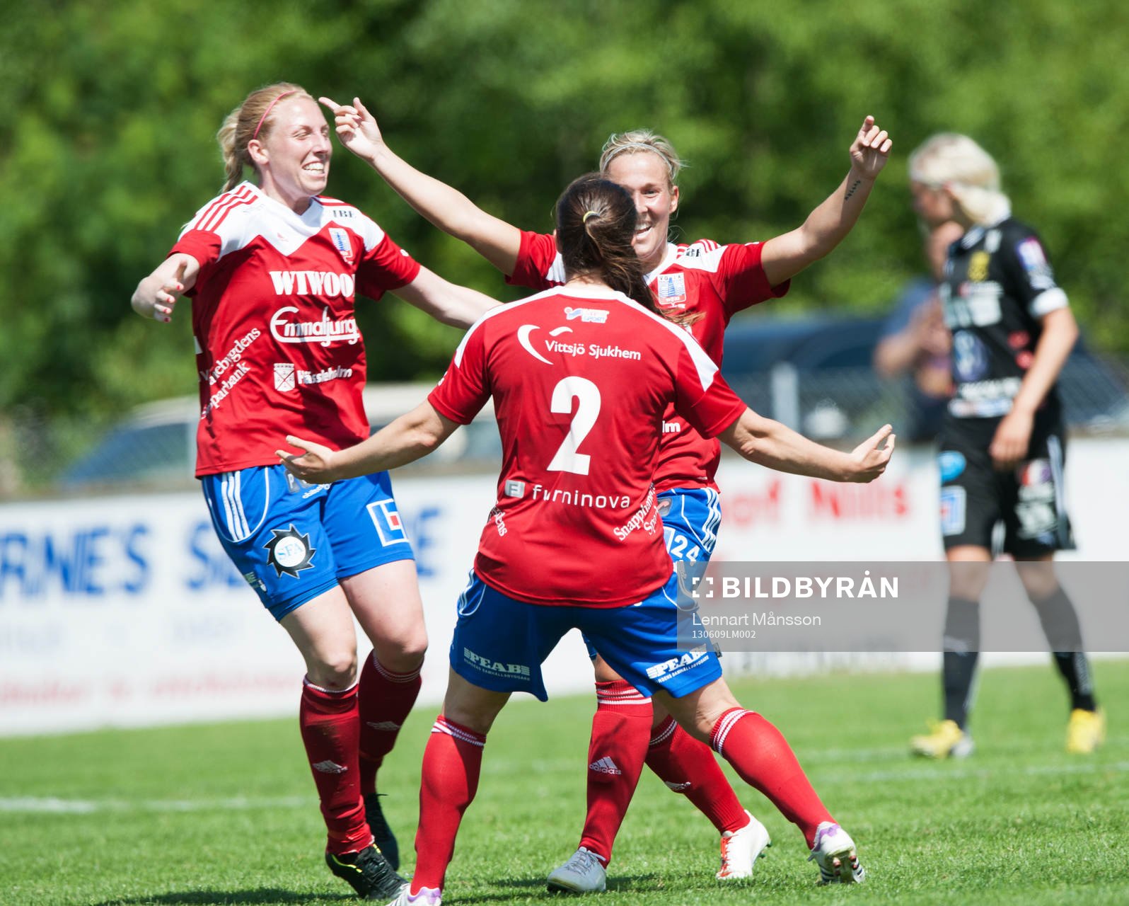 Fotboll, damallsvenskan, Vittsjö - Umeå: 1-0 Kirsty Yallop, Vittsjö, som grattas av Sandra Adolfsson och Kendell Fletcher