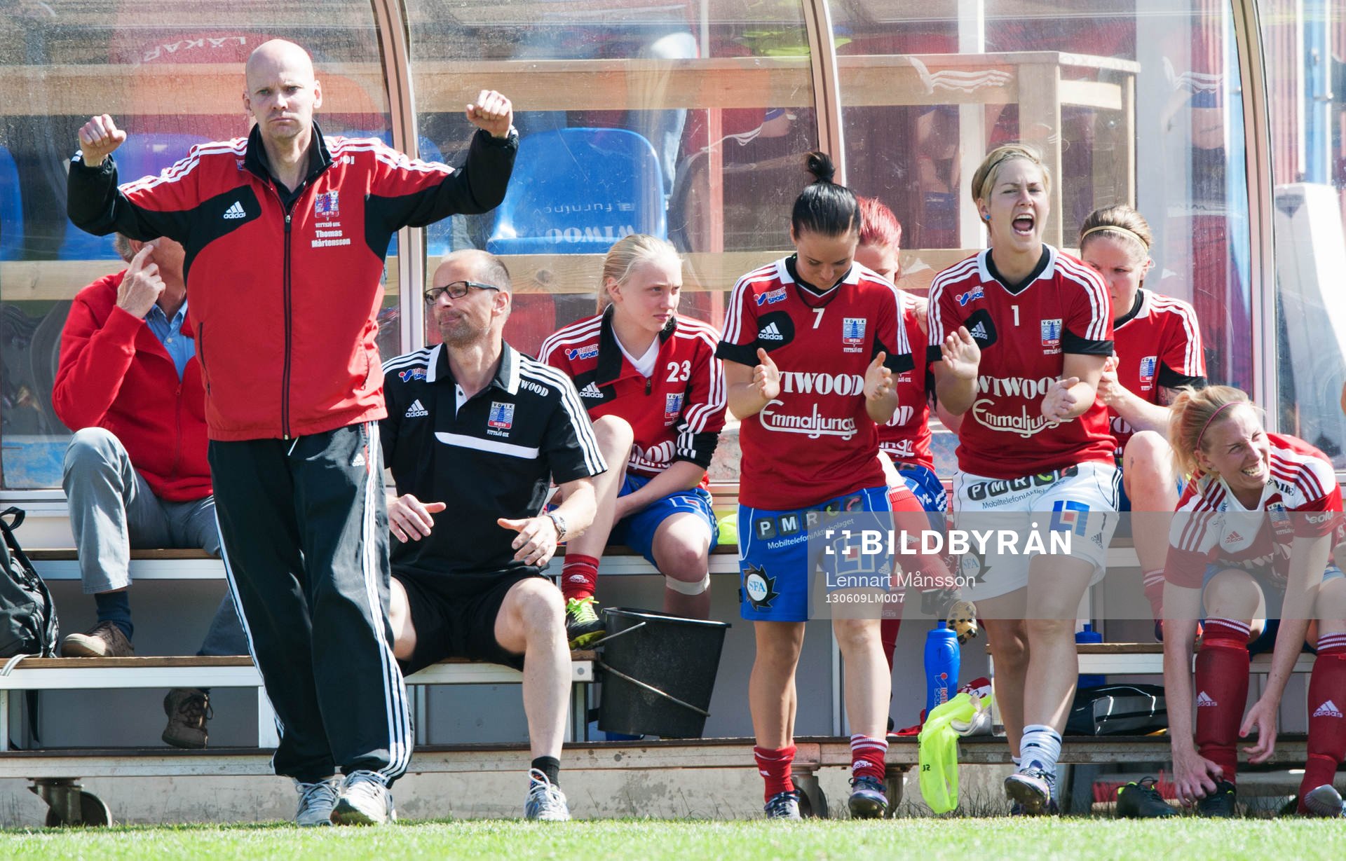 Fotboll, damallsvenskan, Vittsjö - Umeå: Thomas Mårtensson, tränare, Vittsjö, jublar när slutsignalen ljuder