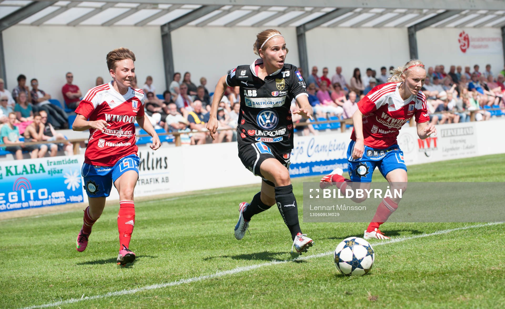 Fotboll, damallsvenskan, Vittsjö - Umeå: Emmelie Konradsson, Umeå, mot Elin Nilsen och Emma Andersson, Vittsjö