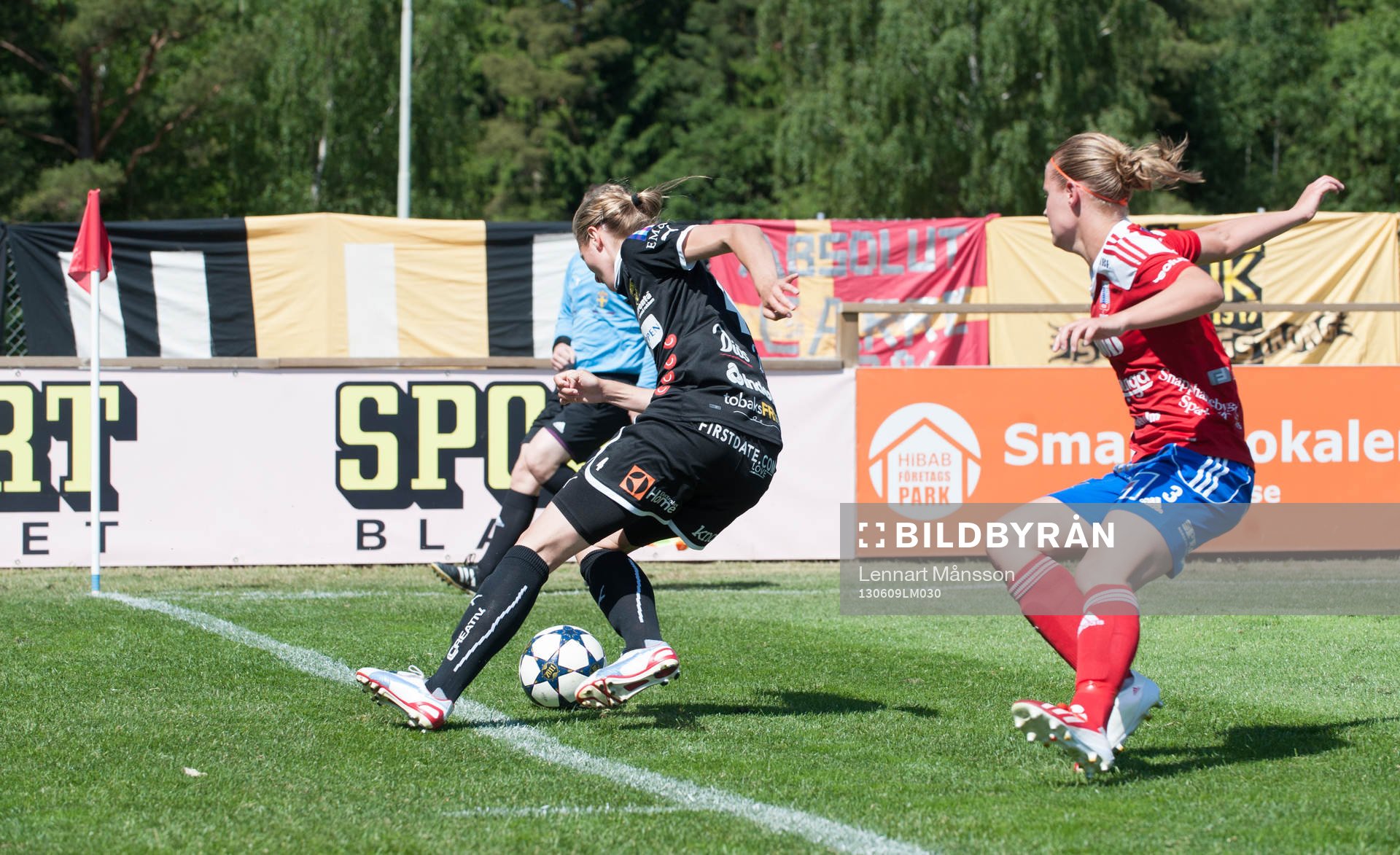 Fotboll, damallsvenskan, Vittsjö - Umeå: På linjen, Emmelie Konradsson, Umeå, balanserar bollen på linjen, jagad av Mandy van den Berg, Vittsjö
