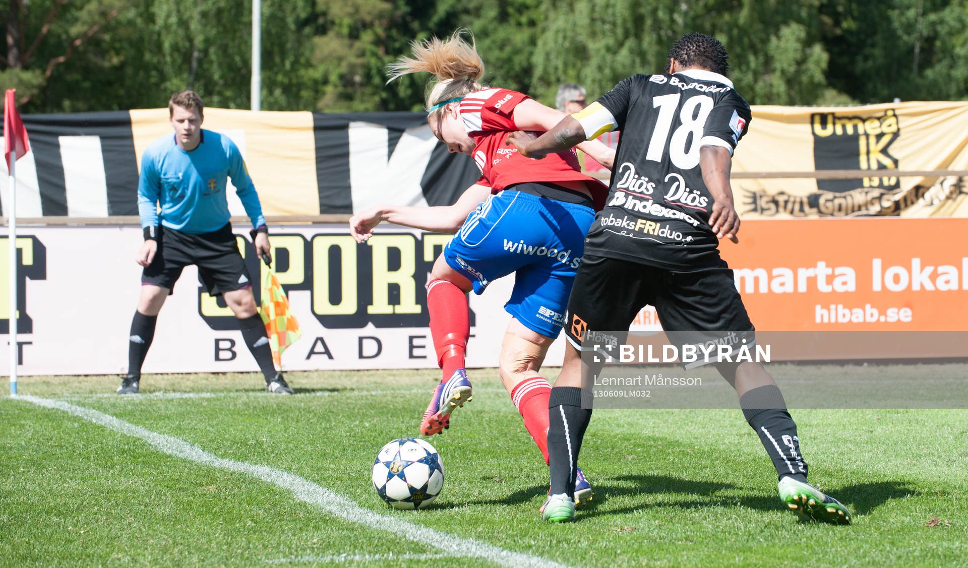 Fotboll, damallsvenskan, Vittsjö - Umeå: Balanserar på linjen, Emma Sjödahl, Vittsjö och Rita Chikwelu, Umeå. Assisterande domaren kollar in så inte bollen passerar linjen.