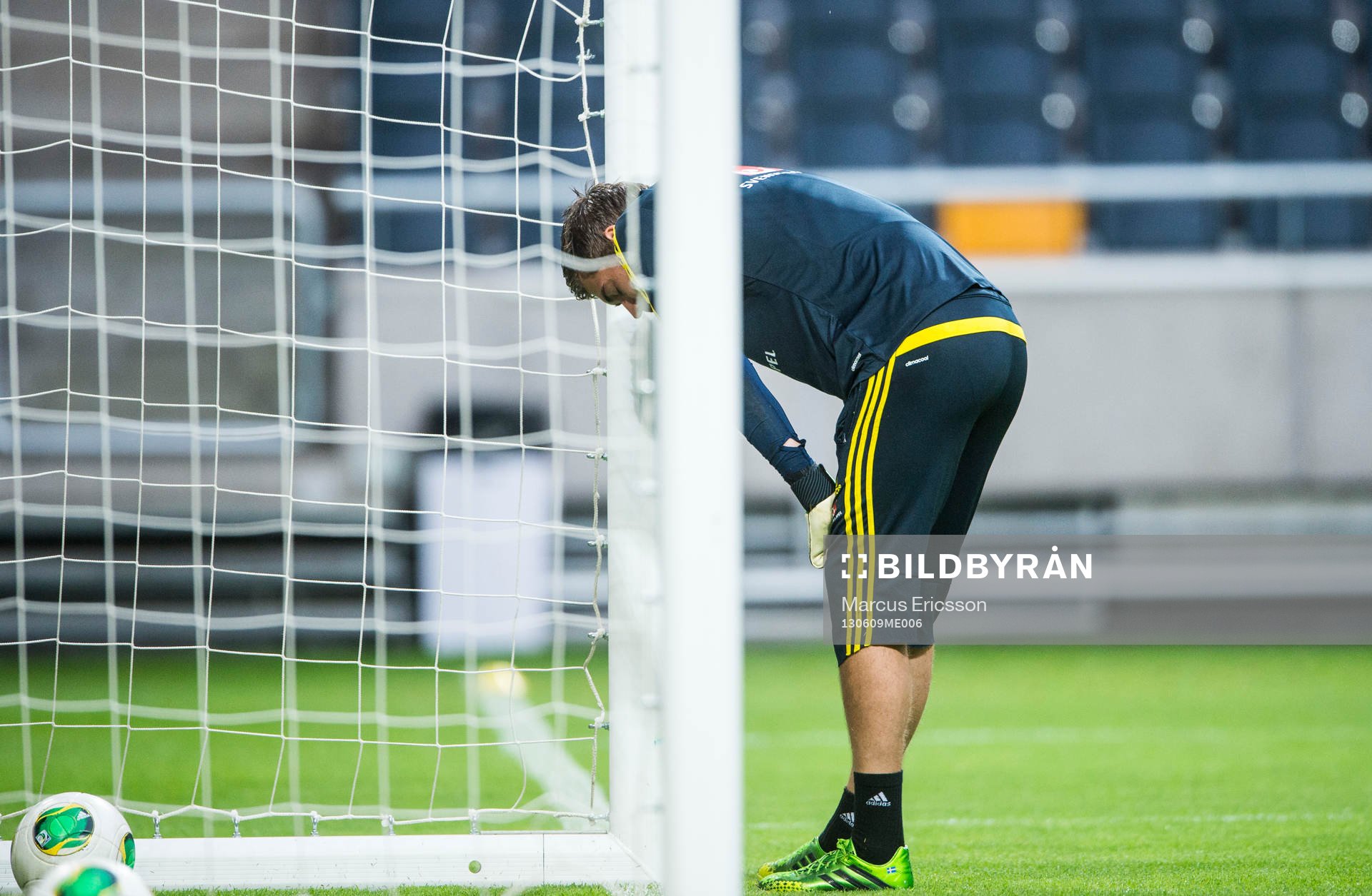 Fotboll, VM-kval, Sverige: Träning på Friends Arena. Kristoffer Nordfeldt, målvakt, skadar sig och får hjälp av.