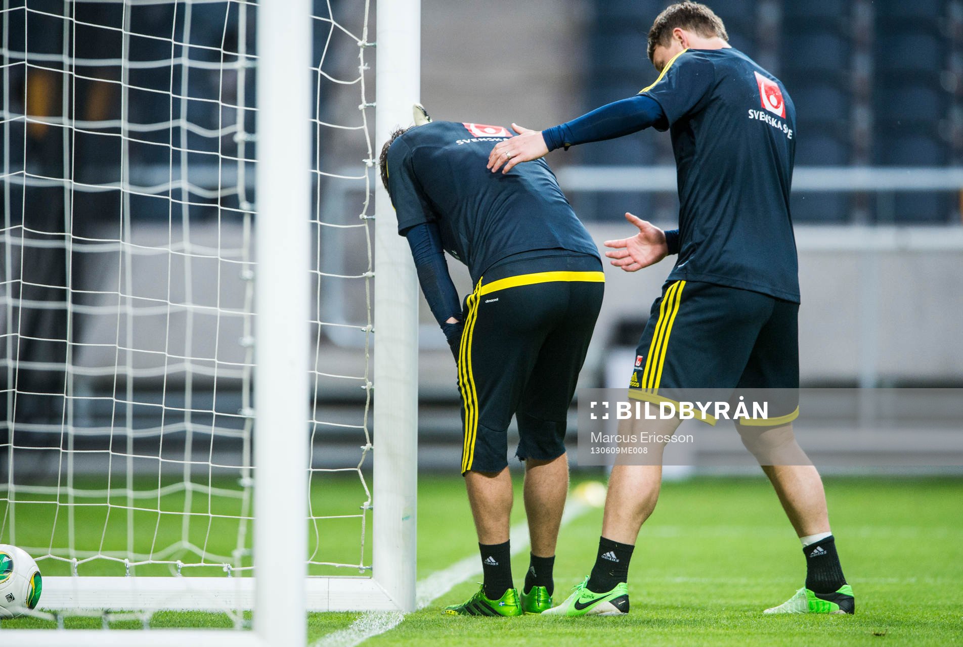 Fotboll, VM-kval, Sverige: Träning på Friends Arena. Kristoffer Nordfeldt, målvakt, skadar sig och får hjälp av.