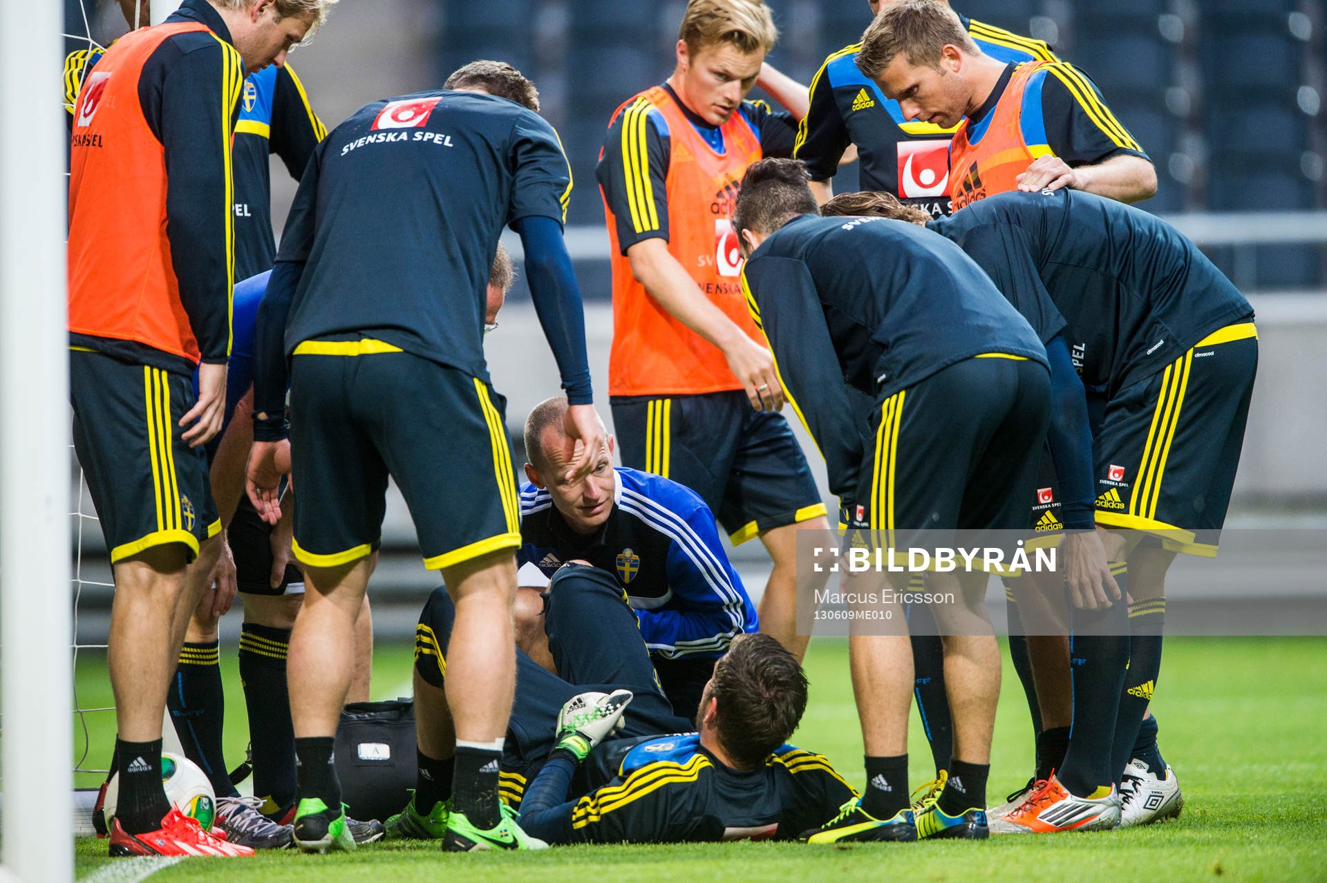 Fotboll, VM-kval, Sverige: Träning på Friends Arena. Kristoffer Nordfeldt, målvakt, skadar sig och får hjälp av.