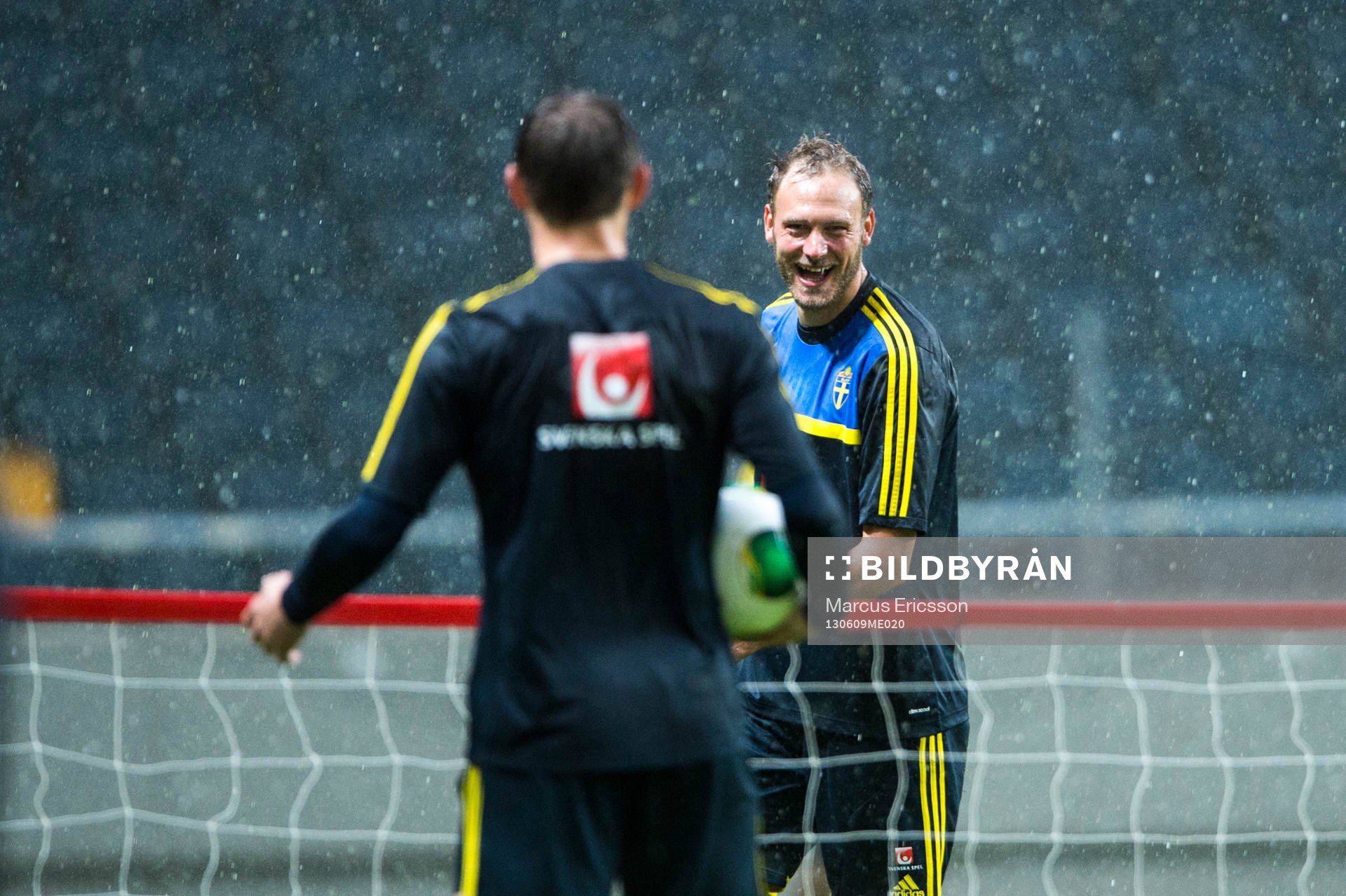 Träning på Friends Arena. Andreas Granqvist skrattar