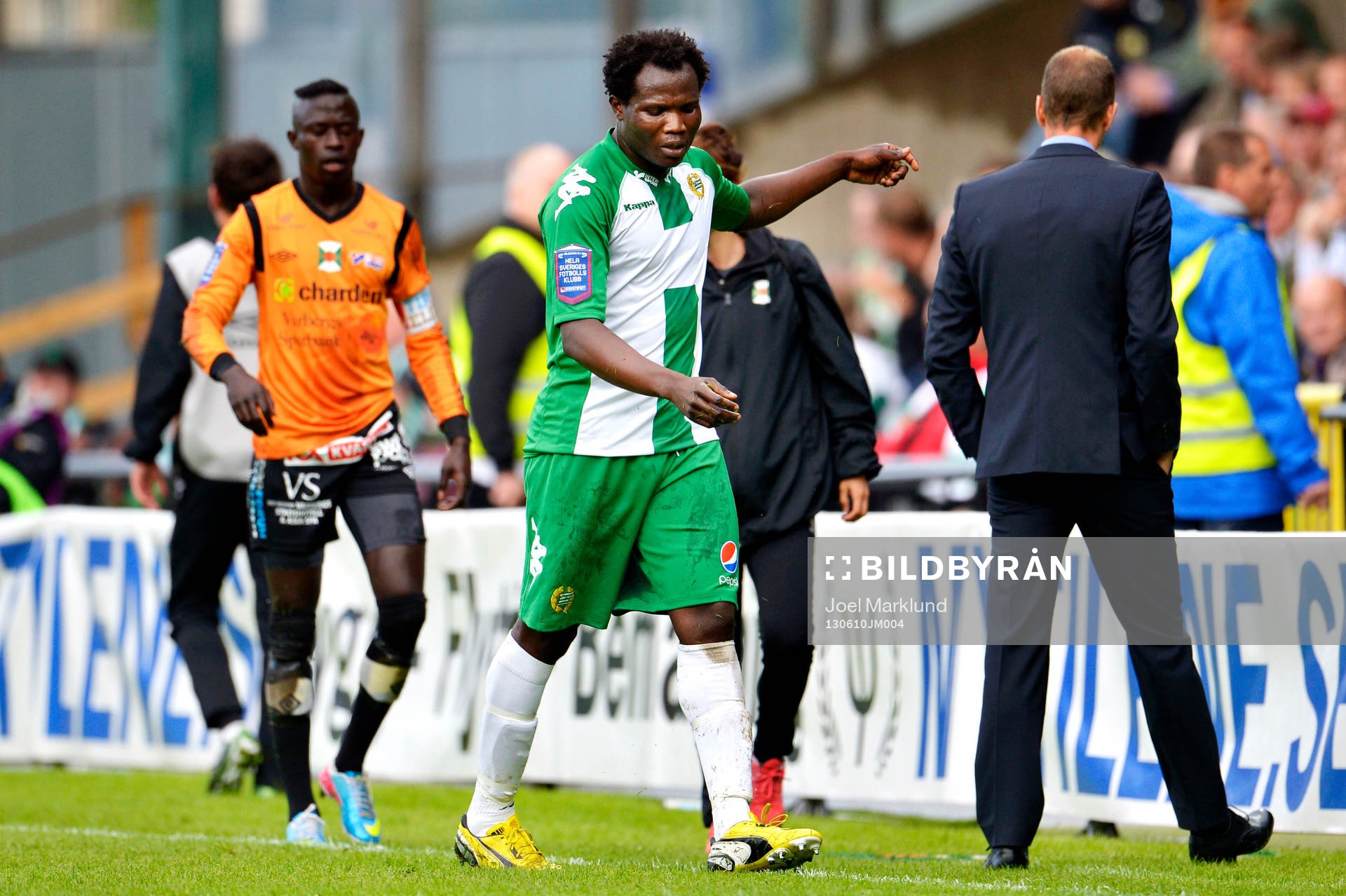 Hammarbys Monday James blir utvisad och i bakgrunden syns Varbergs Modou Barrow som han tacklade i matchen mellan Hammarby och Varberg i Superettan i fotboll 10 juni 2013 i Stockholm.