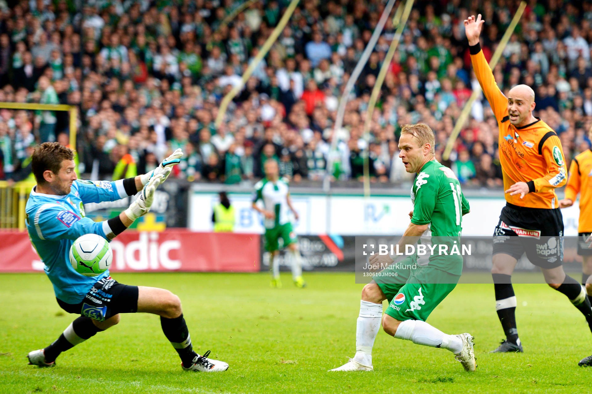 Hammarbys Erik Sundin gör 1-0 i matchen mellan Hammarby