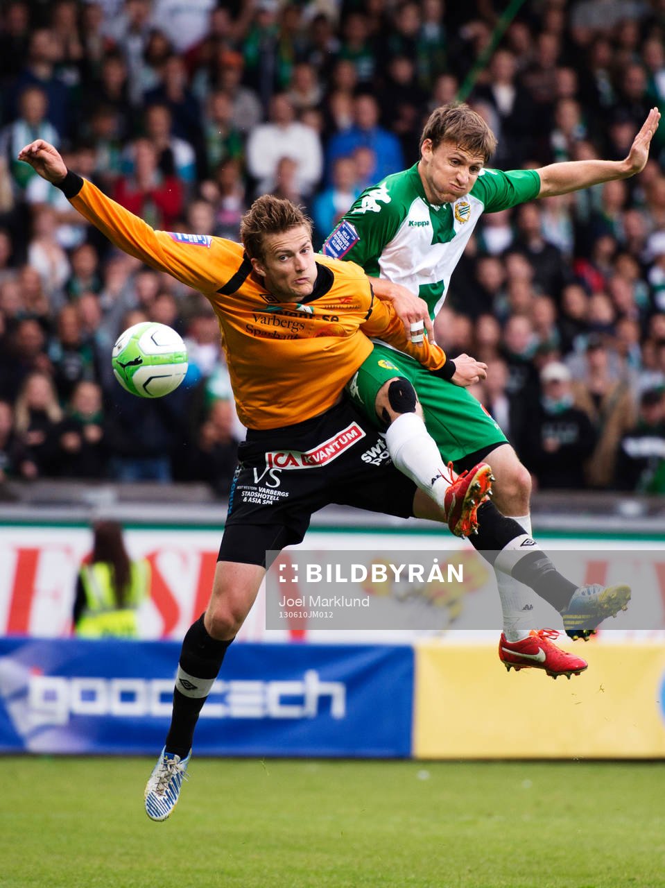Varbergs Alexander Mellqvist och Hammarbys Billy Schuler i en luftduell i matchen mellan Hammarby och Varberg i Superettan i fotboll 10 juni 2013 i Stockholm.