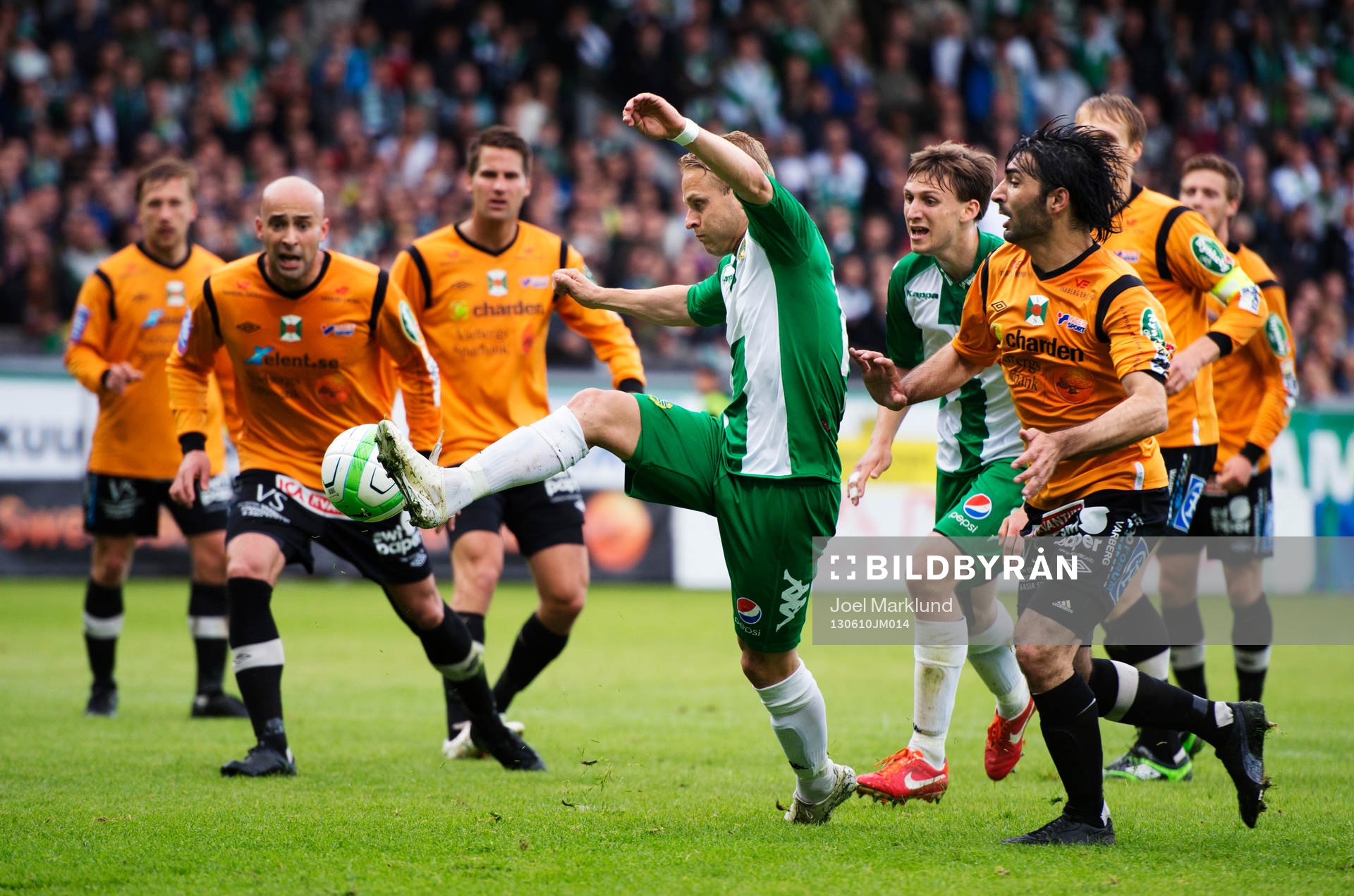 Hammarbys Erik Sundin tar sig igenom Varbergs försvar och