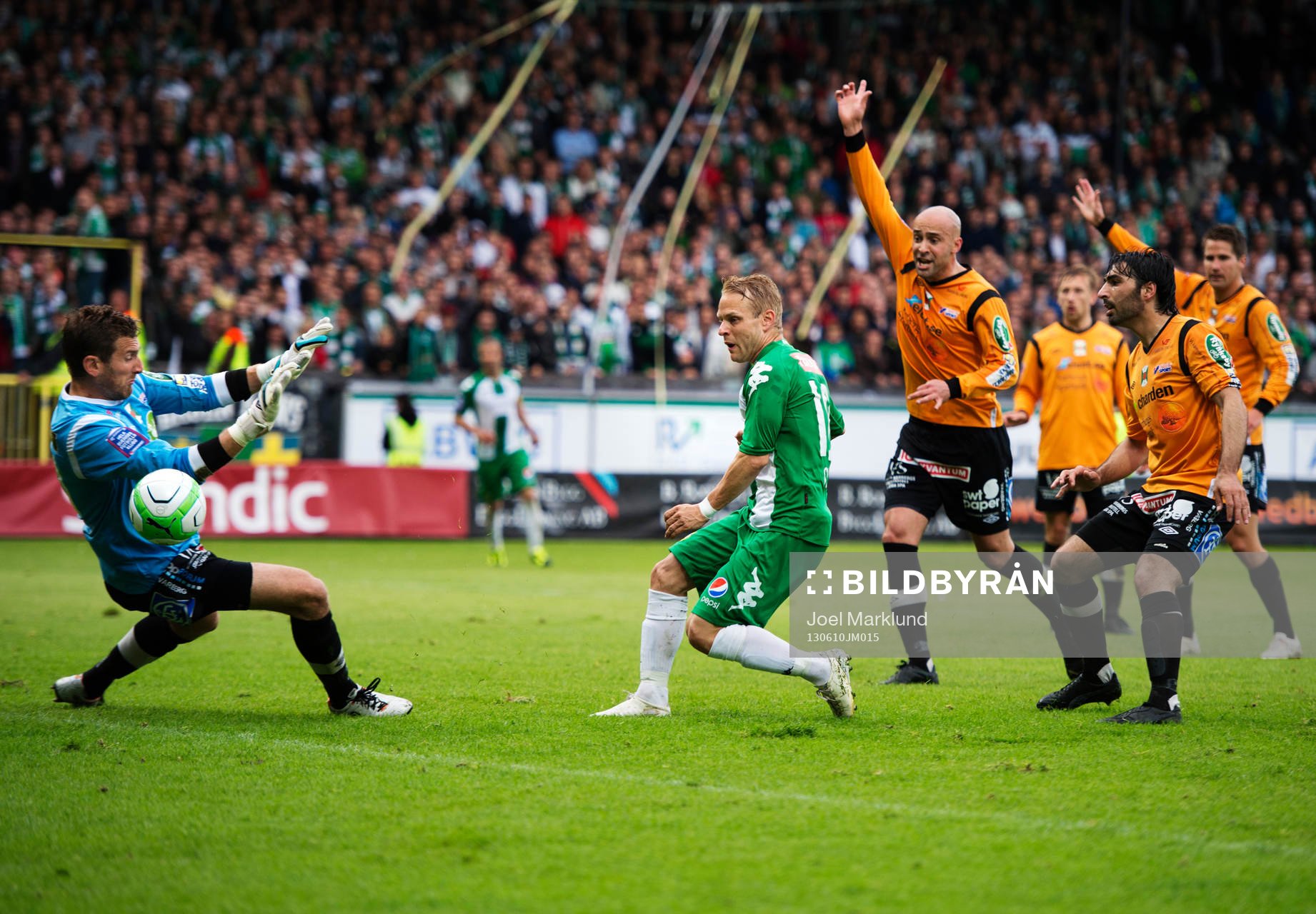 Hammarbys Erik Sundin gör 1-0 bakom Varbergs målvakt Dan