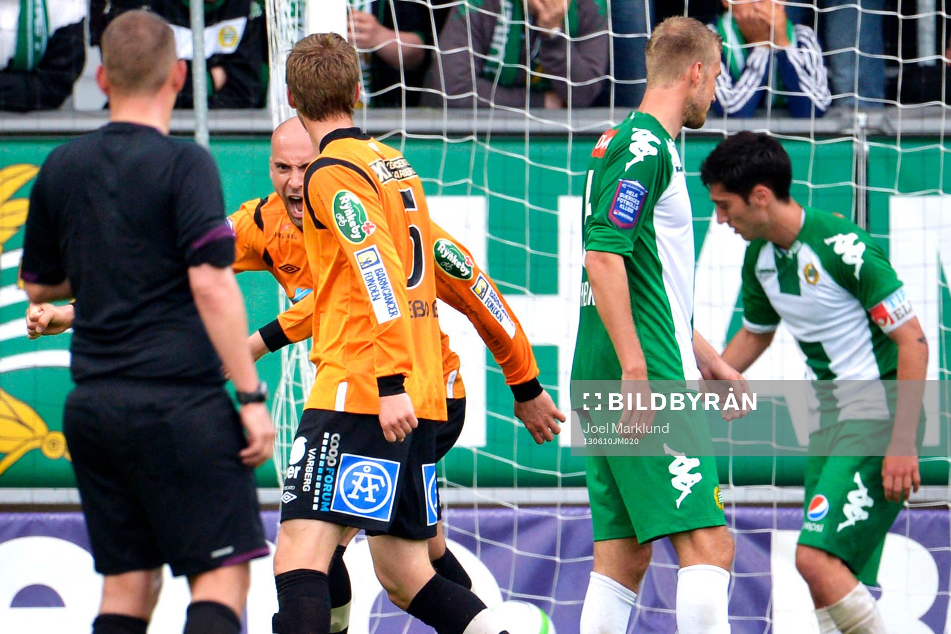 Varbergs Erkan Saglik jublar med sina lagkamrater
