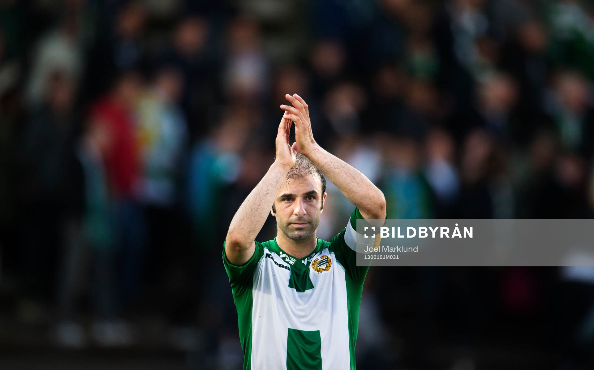 Hammarbys Kennedy Bakircioglu tackar publiken när han