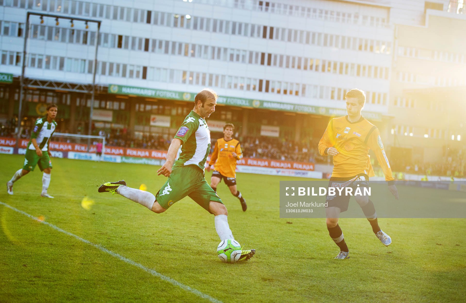 Hammarbys Kennedy Bakircioglu slår ett inlägg i matchen