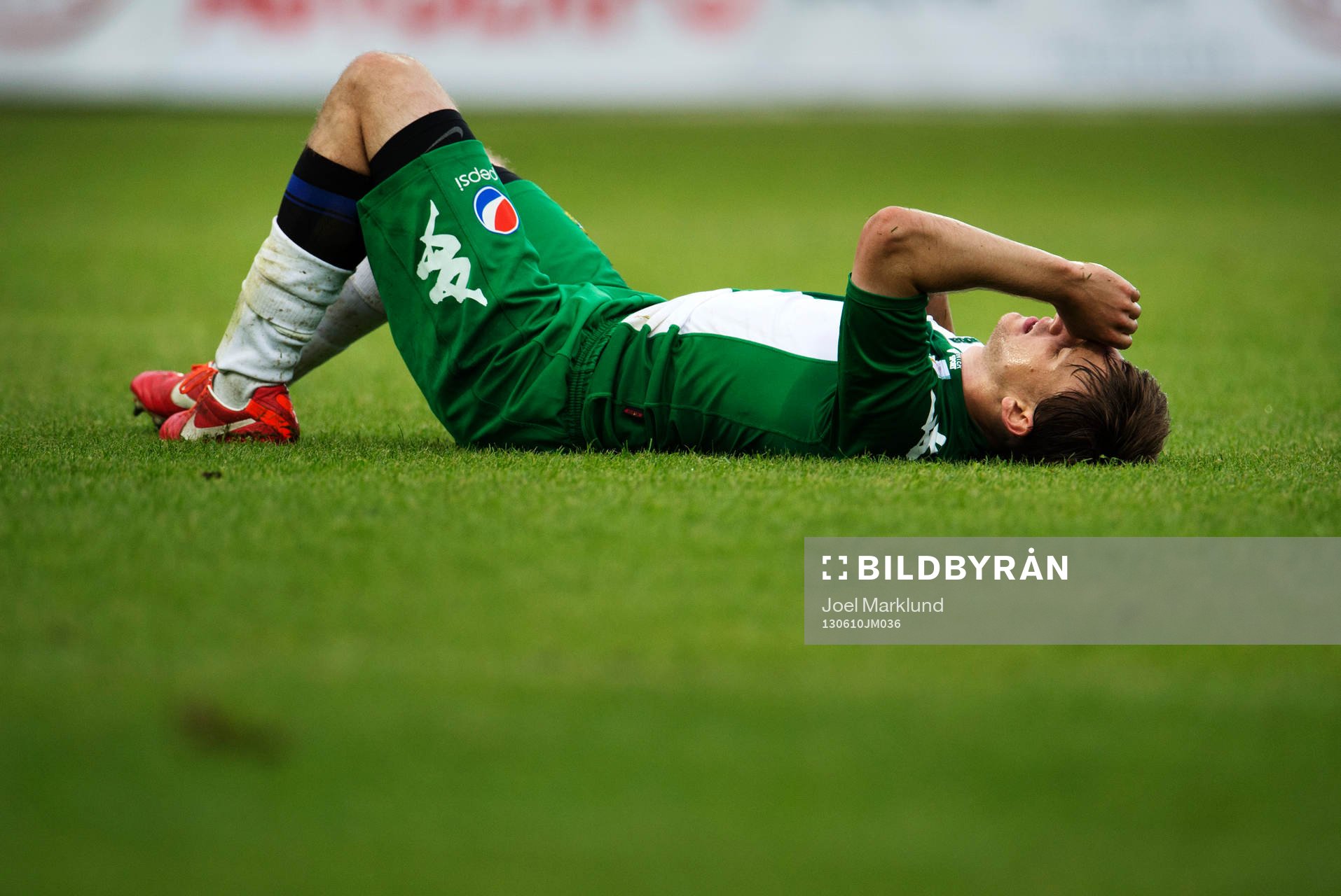 Hammarbys Billy Schuler ligger ner på gräset