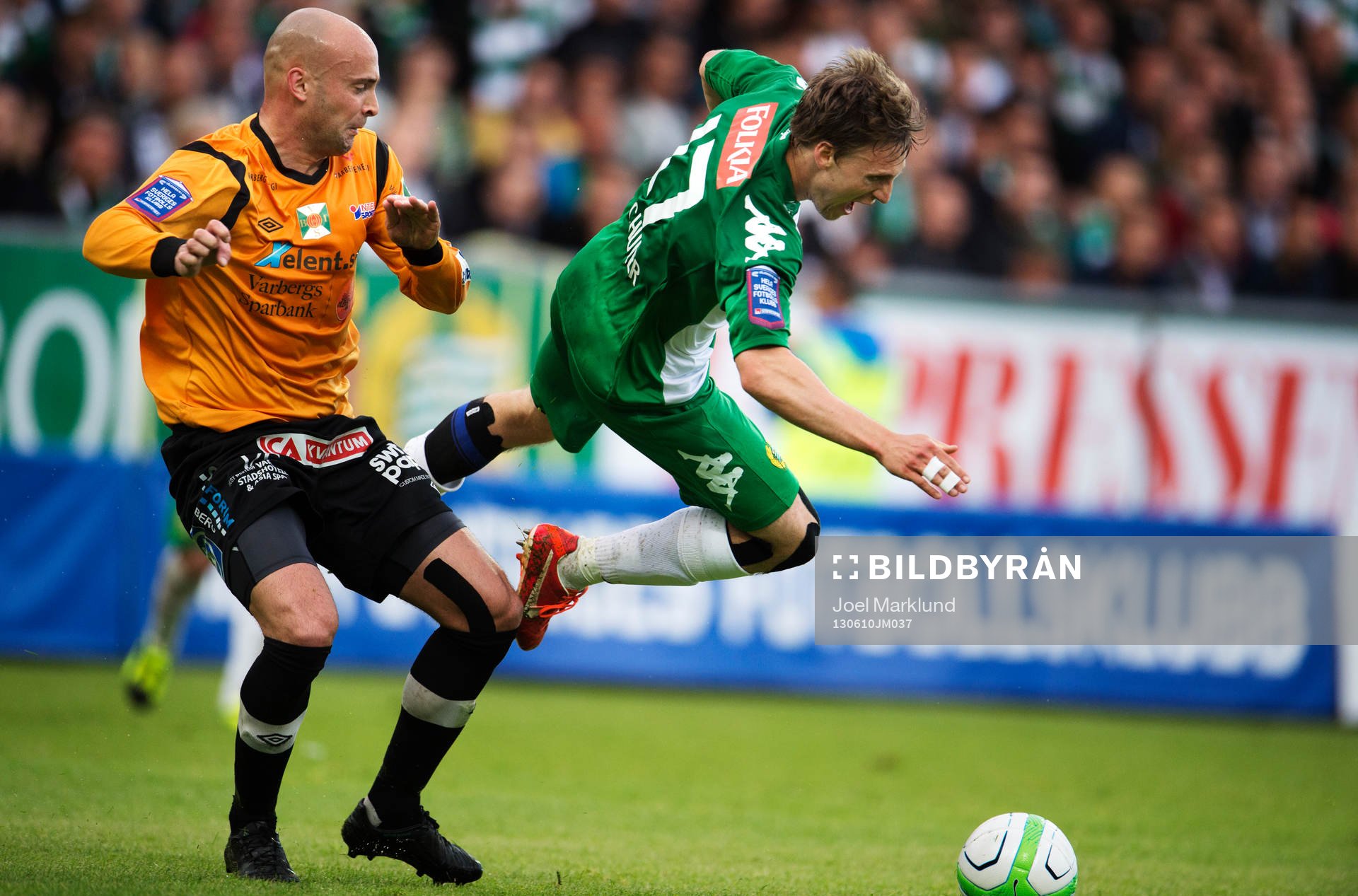 Varbergs Erkan Saglik tacklar Hammarbys Billy Schuler i