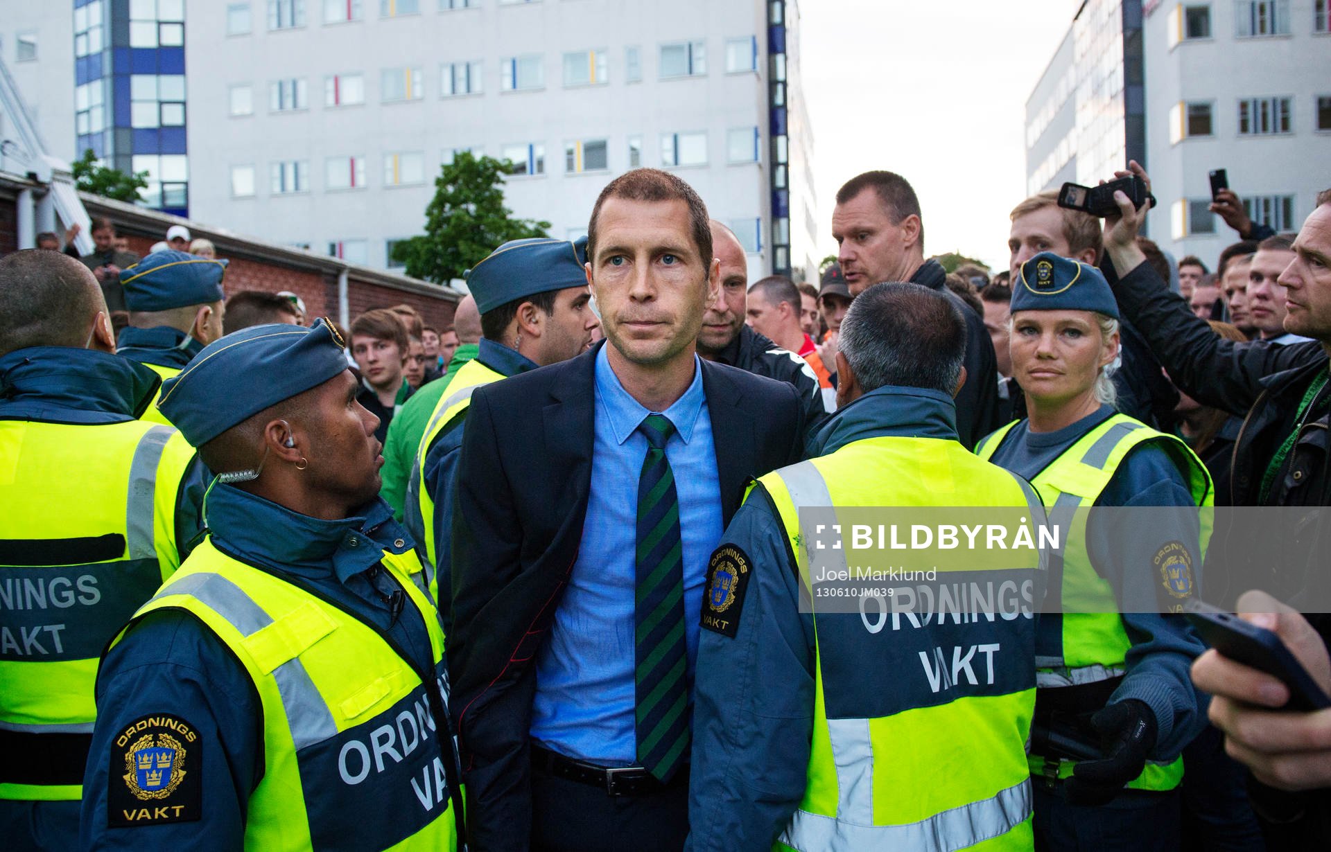 Hammarbys tränare Gregg Berhalter konfronteras av