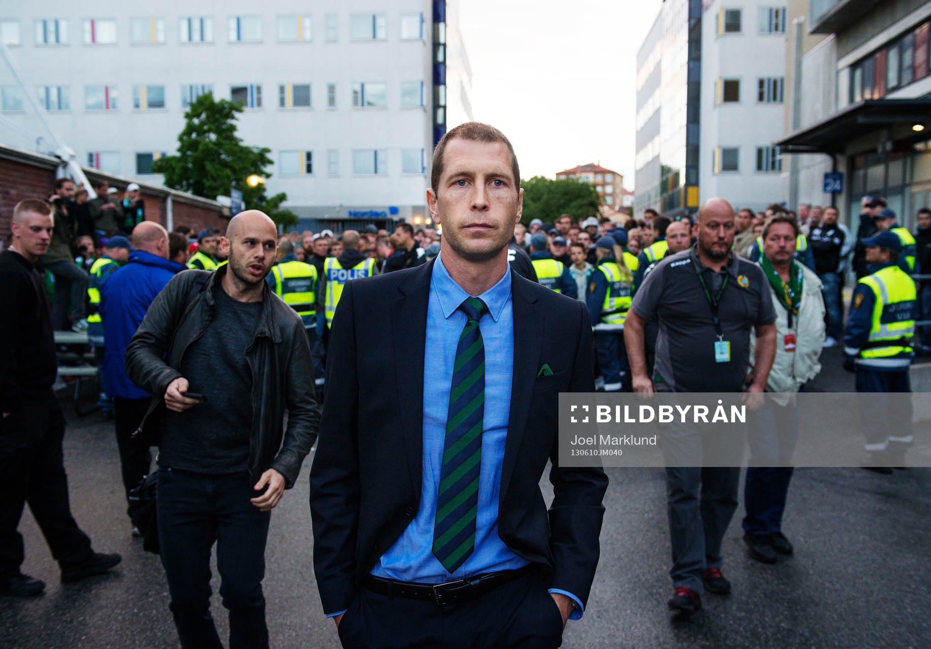 Hammarbys tränare Gregg Berhalter konfronteras av hammarbyfans efter matchen mellan Hammarby och Varberg i Superettan i fotboll 10 juni 2013 i Stockholm.