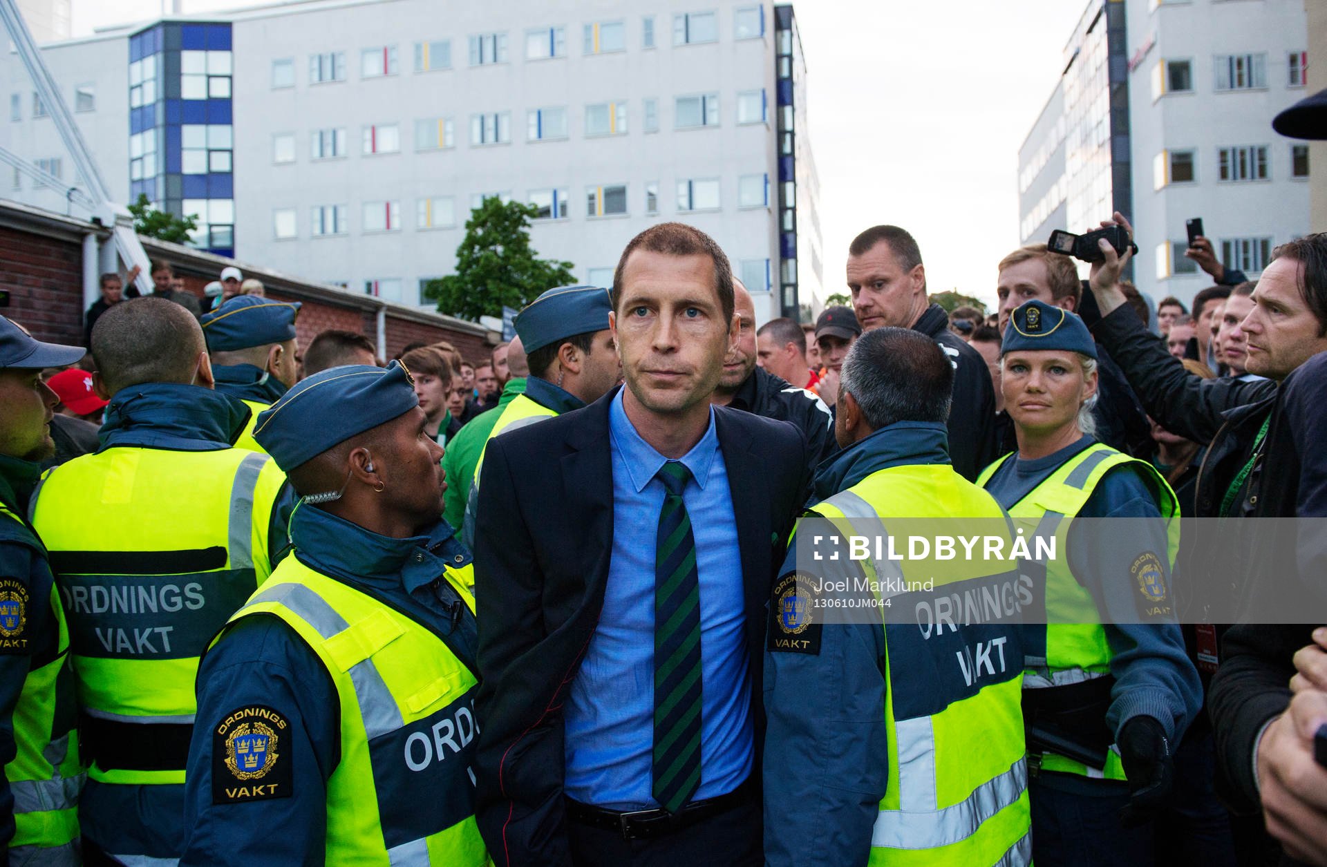 Hammarbys tränare Gregg Berhalter konfronteras av