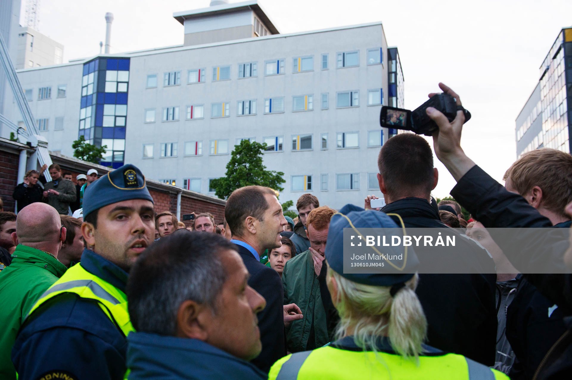 Hammarbys tränare Gregg Berhalter konfronteras av