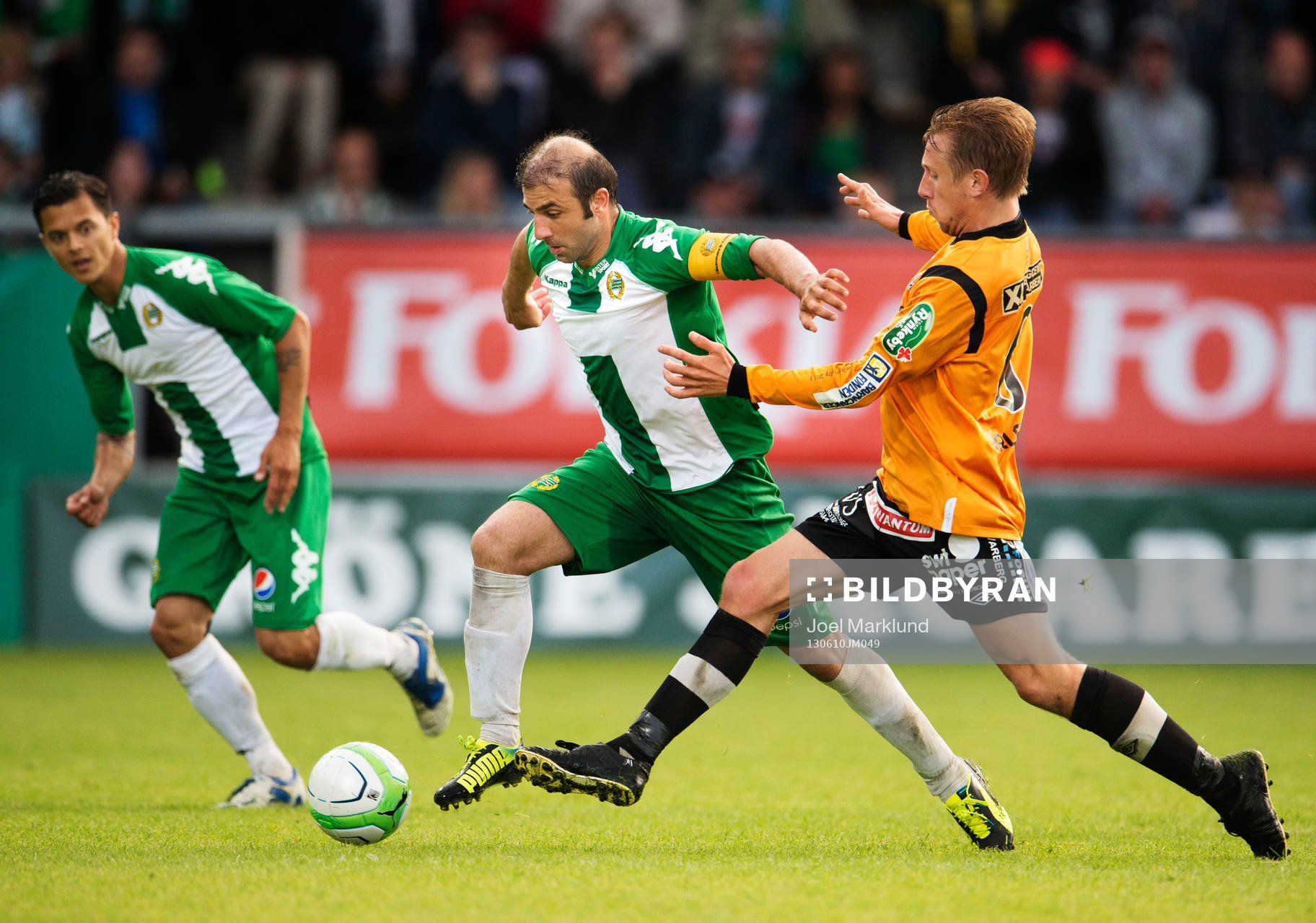 Hammarbys Kennedy Bakicioglu tar sig förbi Varbergs Pierre Tillman i matchen mellan Hammarby och Varberg i Superettan i fotboll 10 juni 2013 i Stockholm.