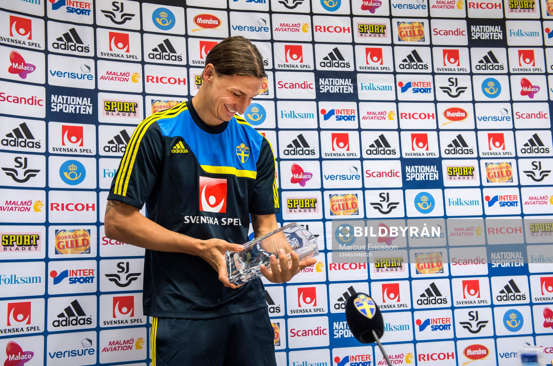 Zlatan Ibrahimovic får pris av Sportjournalisternas Klubb
