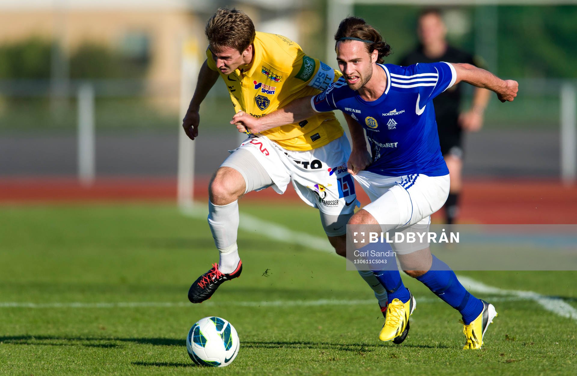 Närkamp mellan Adam Eriksson, Falkenberg, och Simon Helg,