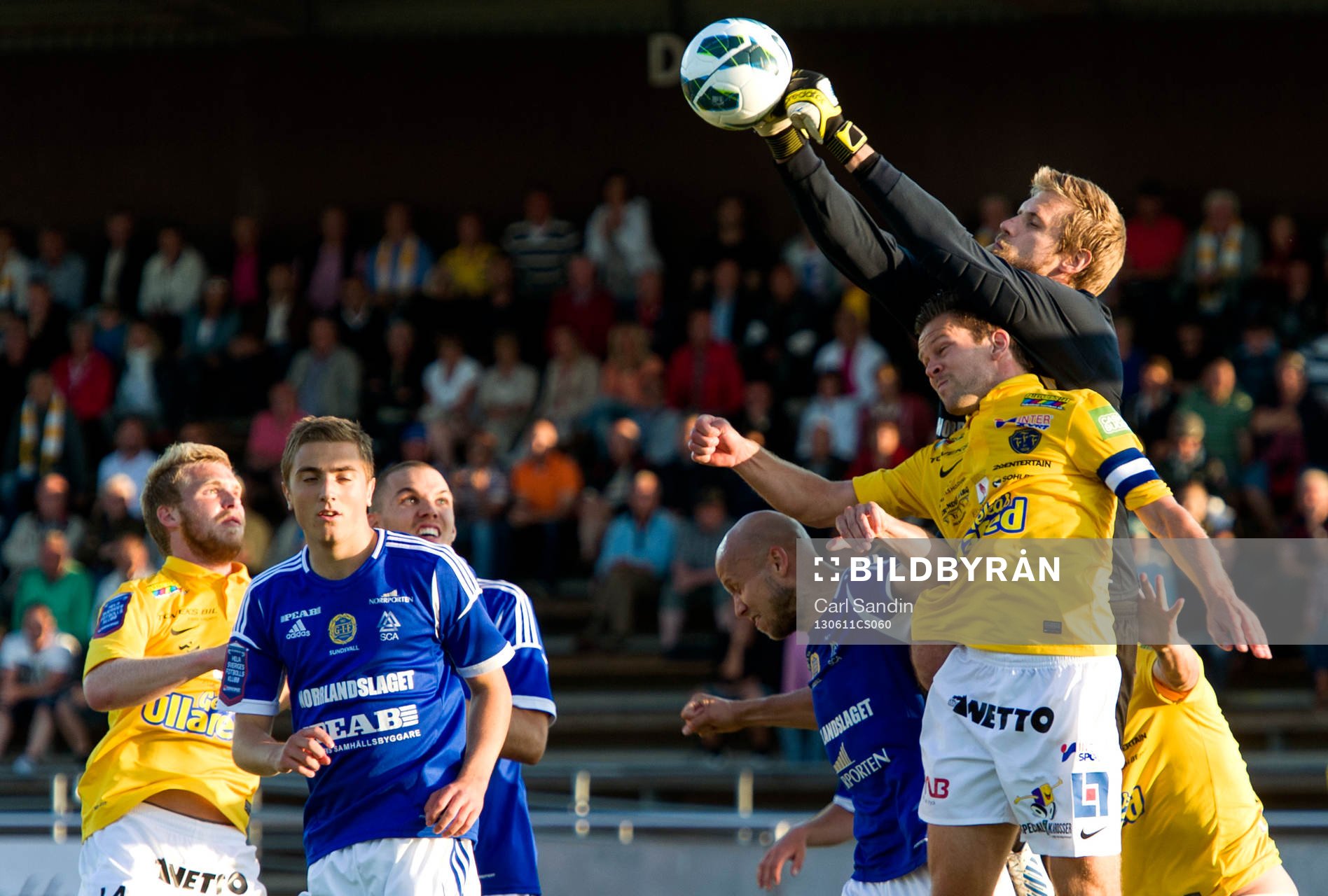 Oscar Berglund, målvakt, Sundsvall, boxar ut bollen över