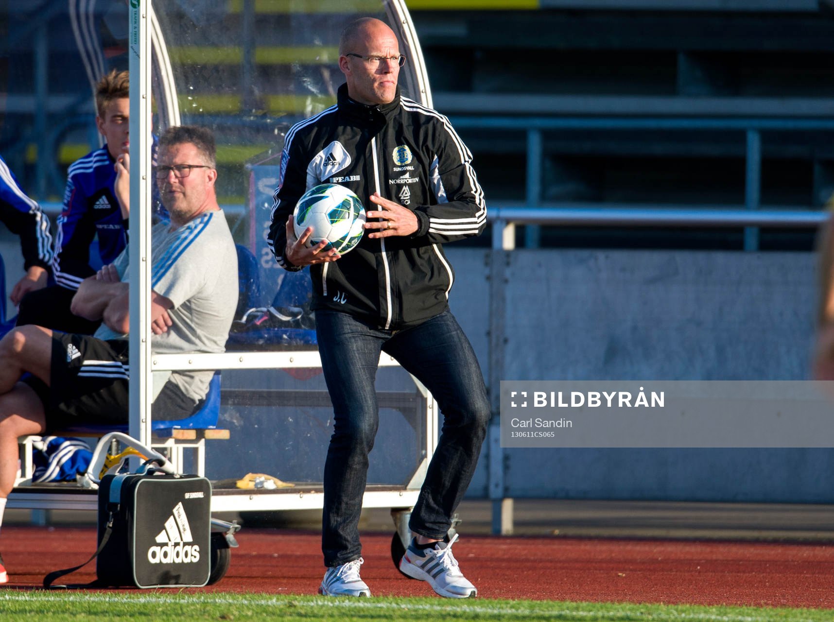 Joel Cedergren, tränare Sundsvall, med bollen