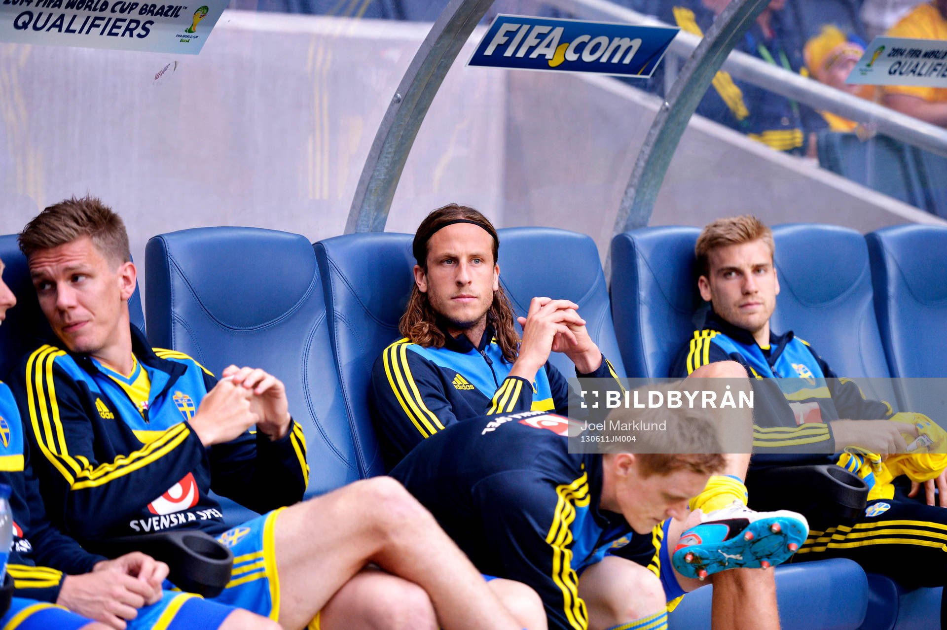 Sveriges Jonas Olsson på bänken i matchen mellan Sverige