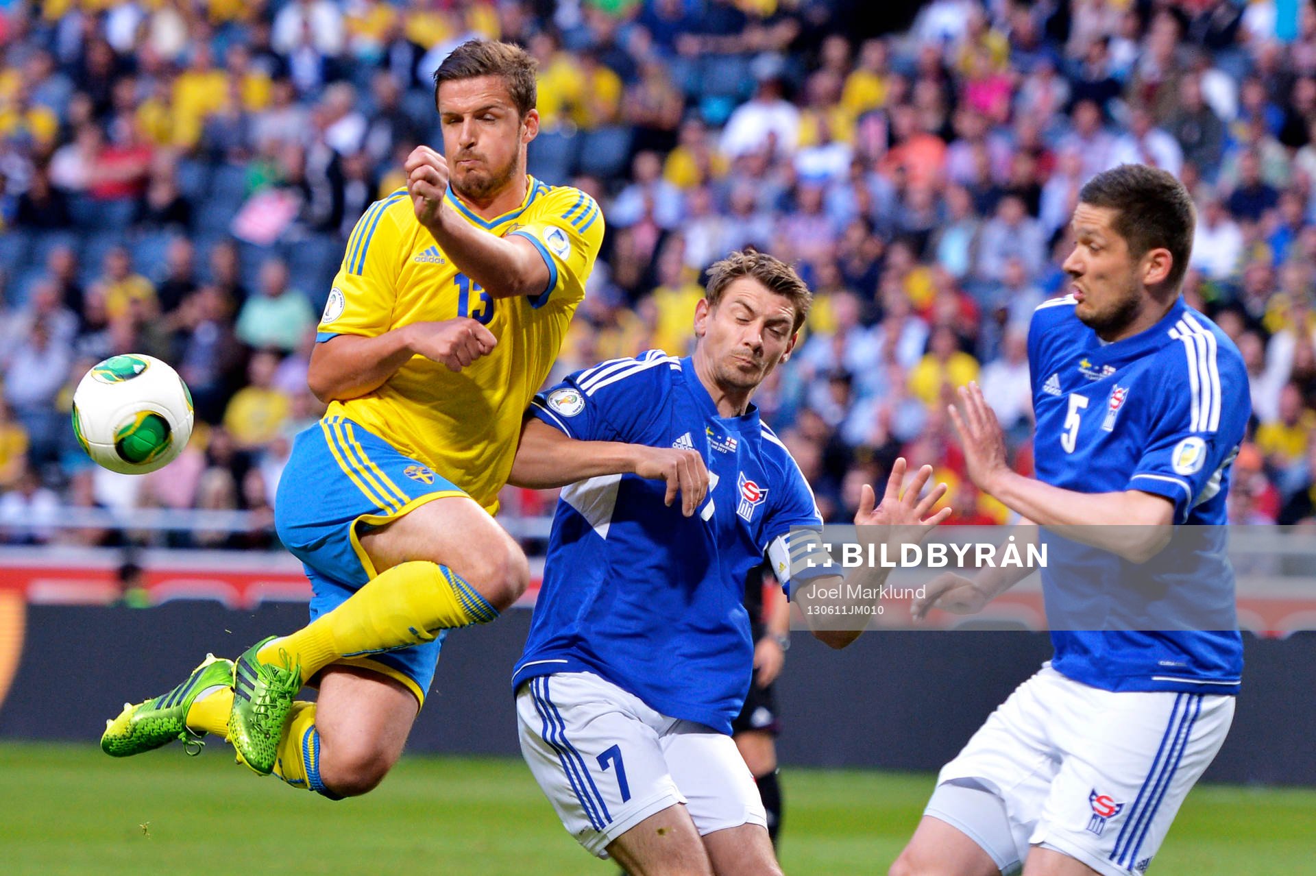 Sveriges Per Nilsson går mot bollen