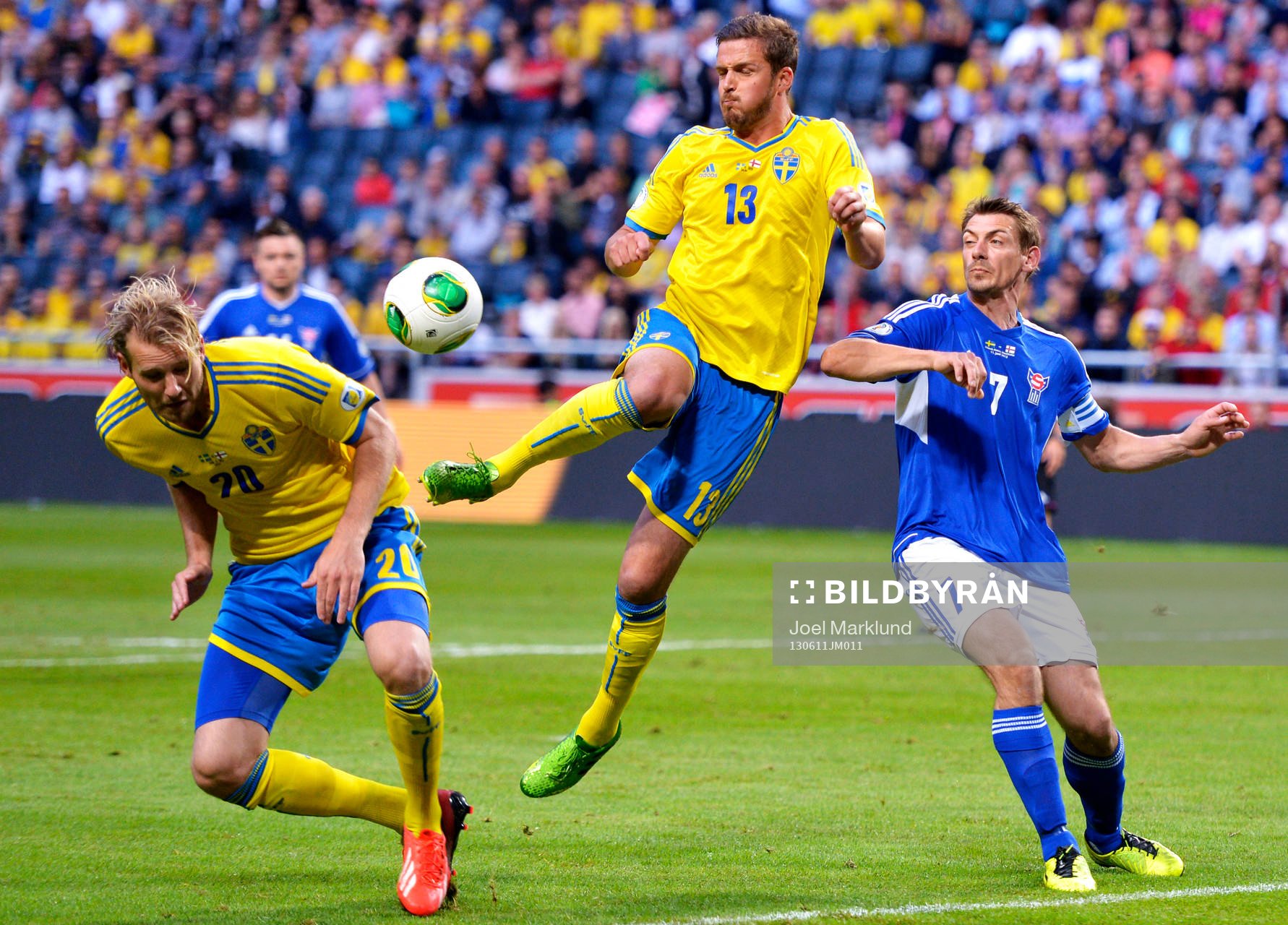 Sveriges Per Nilsson går mot bollen